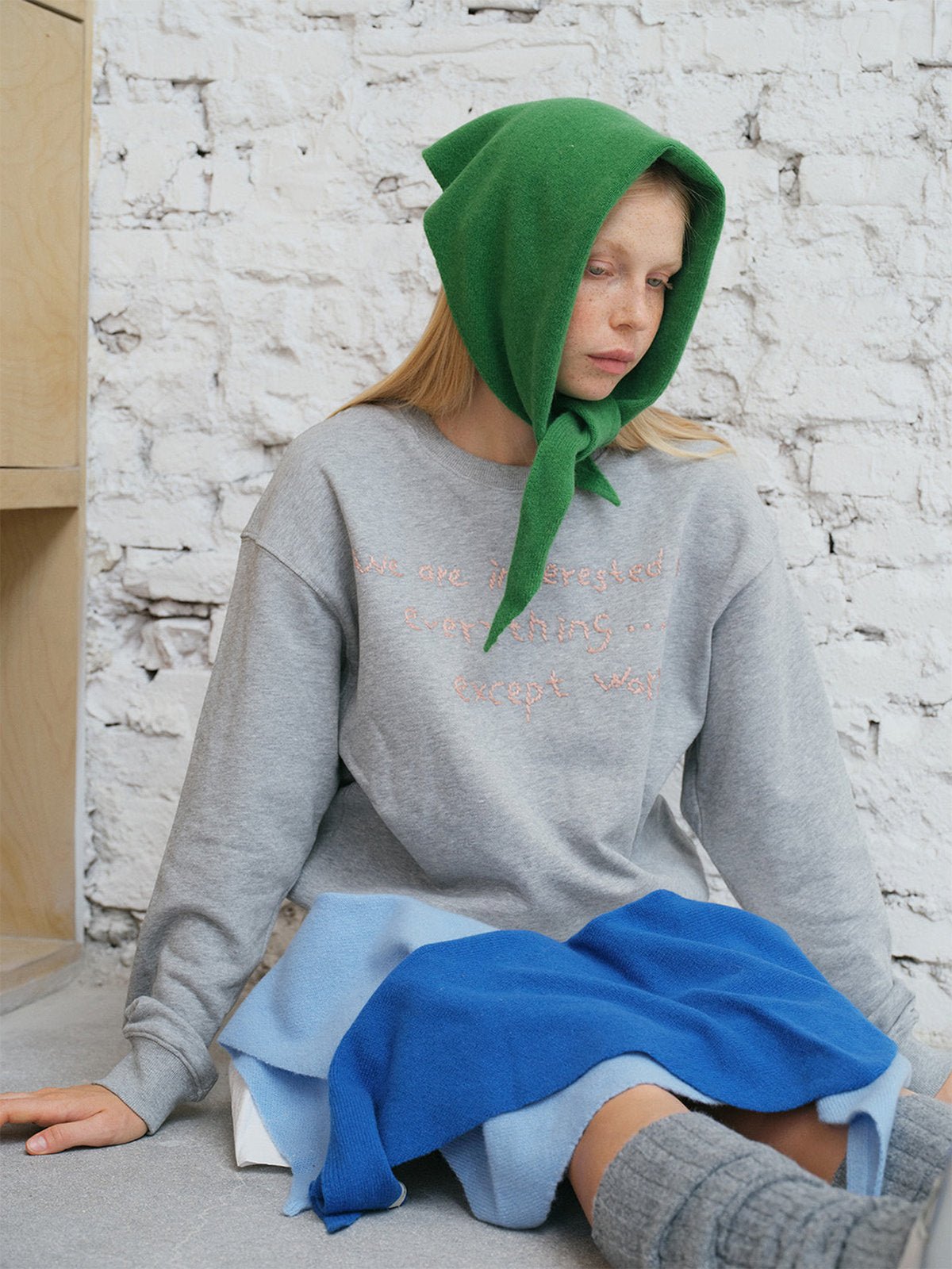 Foulard capuche en laine, foulard triangle à nouer, couvre - chef doux et chaud, accessoire laine hiver, foulard style rétro moderne, modèle Lasmi - Écharpe - Vert