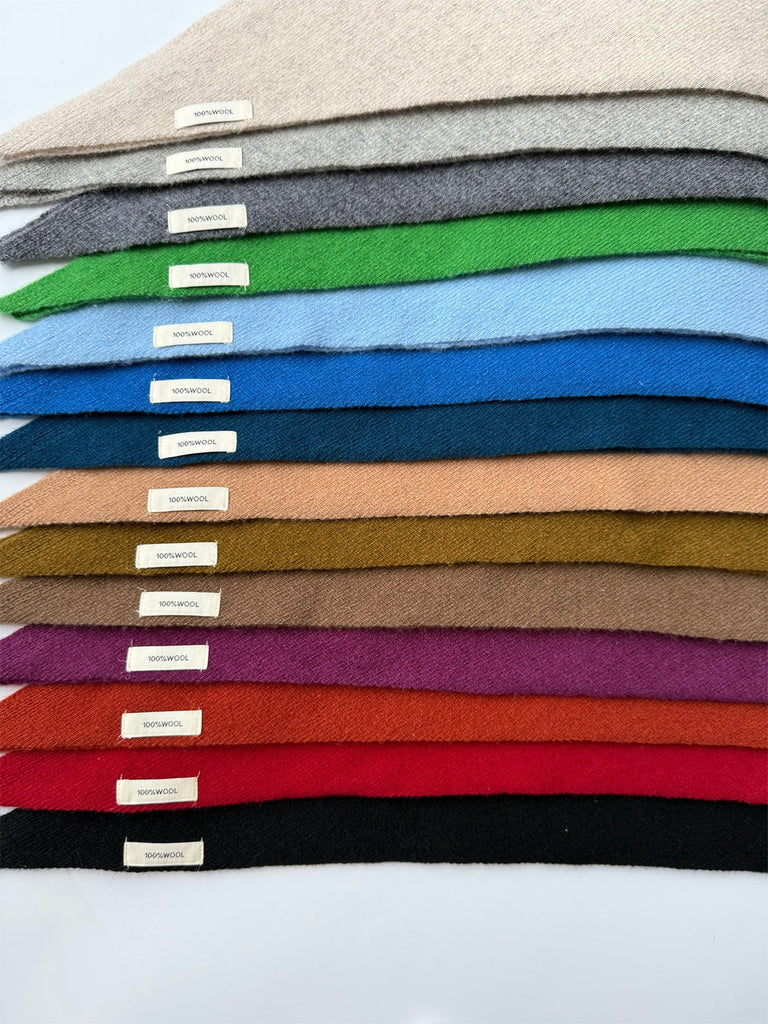 Foulard capuche en laine, foulard triangle à nouer, couvre - chef doux et chaud, accessoire laine hiver, foulard style rétro moderne, modèle Lasmi - Écharpe - Vert