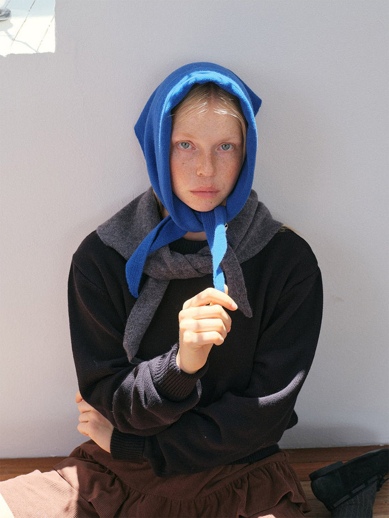 Foulard capuche en laine, foulard triangle à nouer, couvre - chef doux et chaud, accessoire laine hiver, foulard style rétro moderne, modèle Lasmi - Écharpe - Bleu