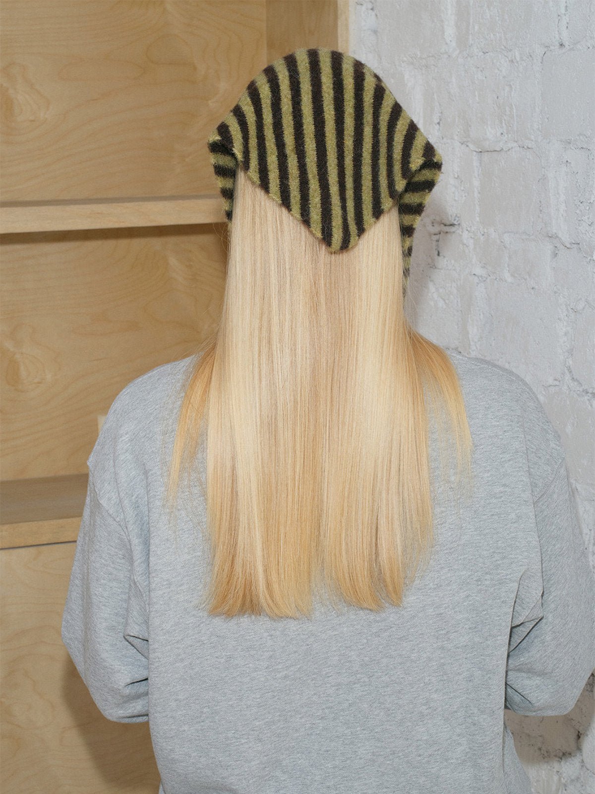 Foulard capuche rayé, bonnet noué duveteux, accessoire d'hiver original, écharpe à nouer rayée, couvre - chef doux fantaisie, foulard laine polyester, capuche rayée chaude, modèle Gimsa - Écharpe - Noir et jaune