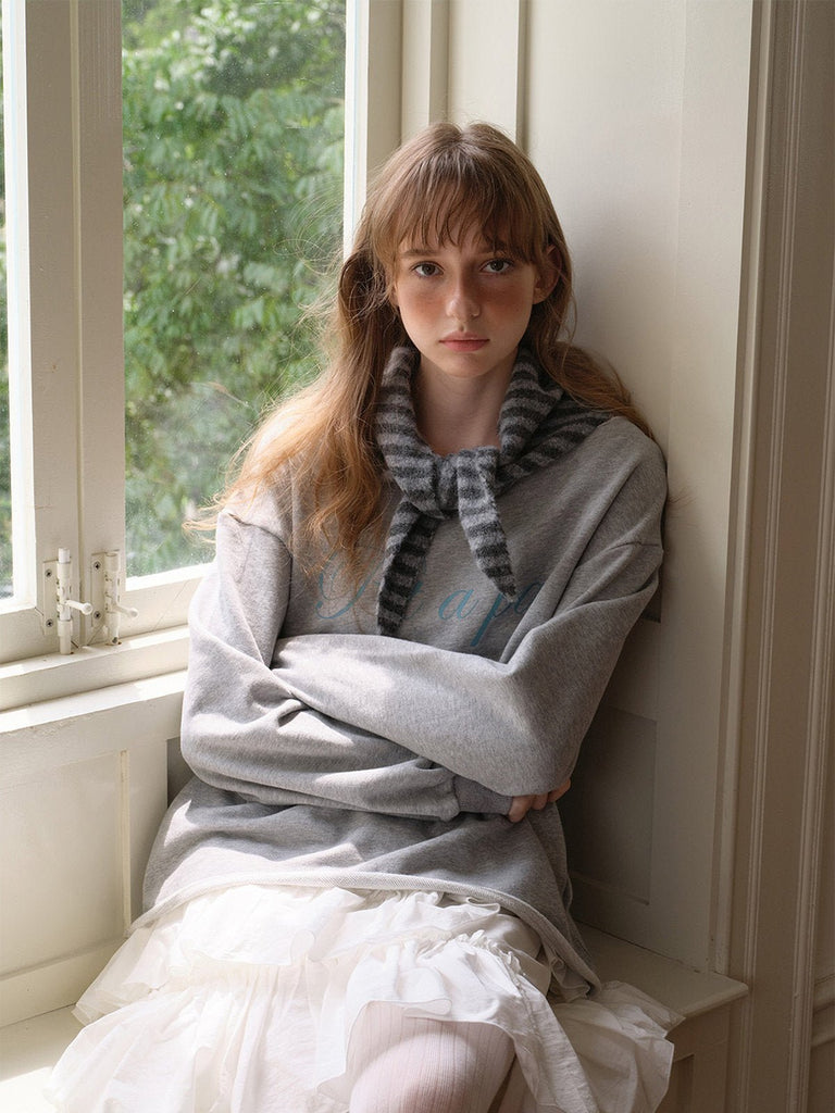 Foulard capuche rayé, bonnet noué duveteux, accessoire d'hiver original, écharpe à nouer rayée, couvre - chef doux fantaisie, foulard laine polyester, capuche rayée chaude, modèle Gimsa - Écharpe - Gris