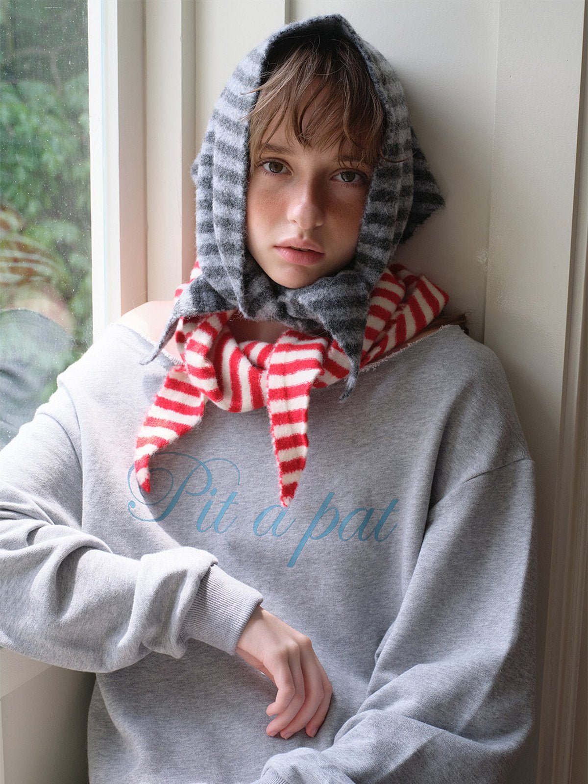 Foulard capuche rayé, bonnet noué duveteux, accessoire d'hiver original, écharpe à nouer rayée, couvre - chef doux fantaisie, foulard laine polyester, capuche rayée chaude, modèle Gimsa - Écharpe - Rouge et blanc