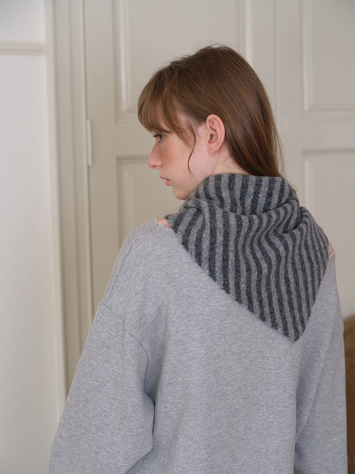 Foulard capuche rayé, bonnet noué duveteux, accessoire d'hiver original, écharpe à nouer rayée, couvre - chef doux fantaisie, foulard laine polyester, capuche rayée chaude, modèle Gimsa - Écharpe - Gris