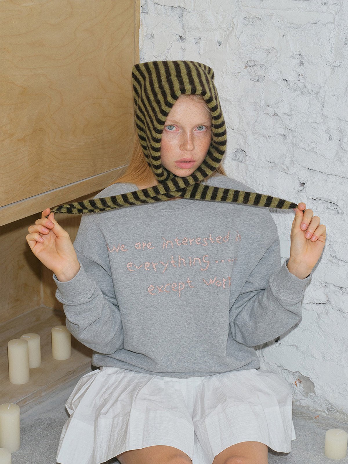 Foulard capuche rayé, bonnet noué duveteux, accessoire d'hiver original, écharpe à nouer rayée, couvre - chef doux fantaisie, foulard laine polyester, capuche rayée chaude, modèle Gimsa - Écharpe - Noir et jaune