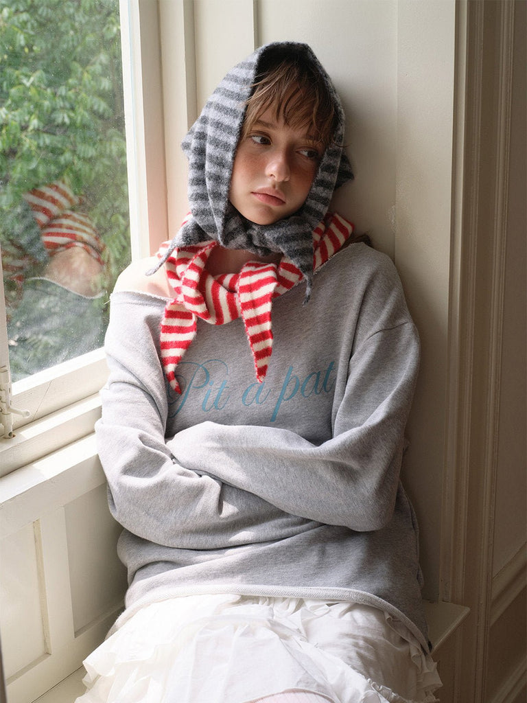 Foulard capuche rayé, bonnet noué duveteux, accessoire d'hiver original, écharpe à nouer rayée, couvre - chef doux fantaisie, foulard laine polyester, capuche rayée chaude, modèle Gimsa - Écharpe - Gris