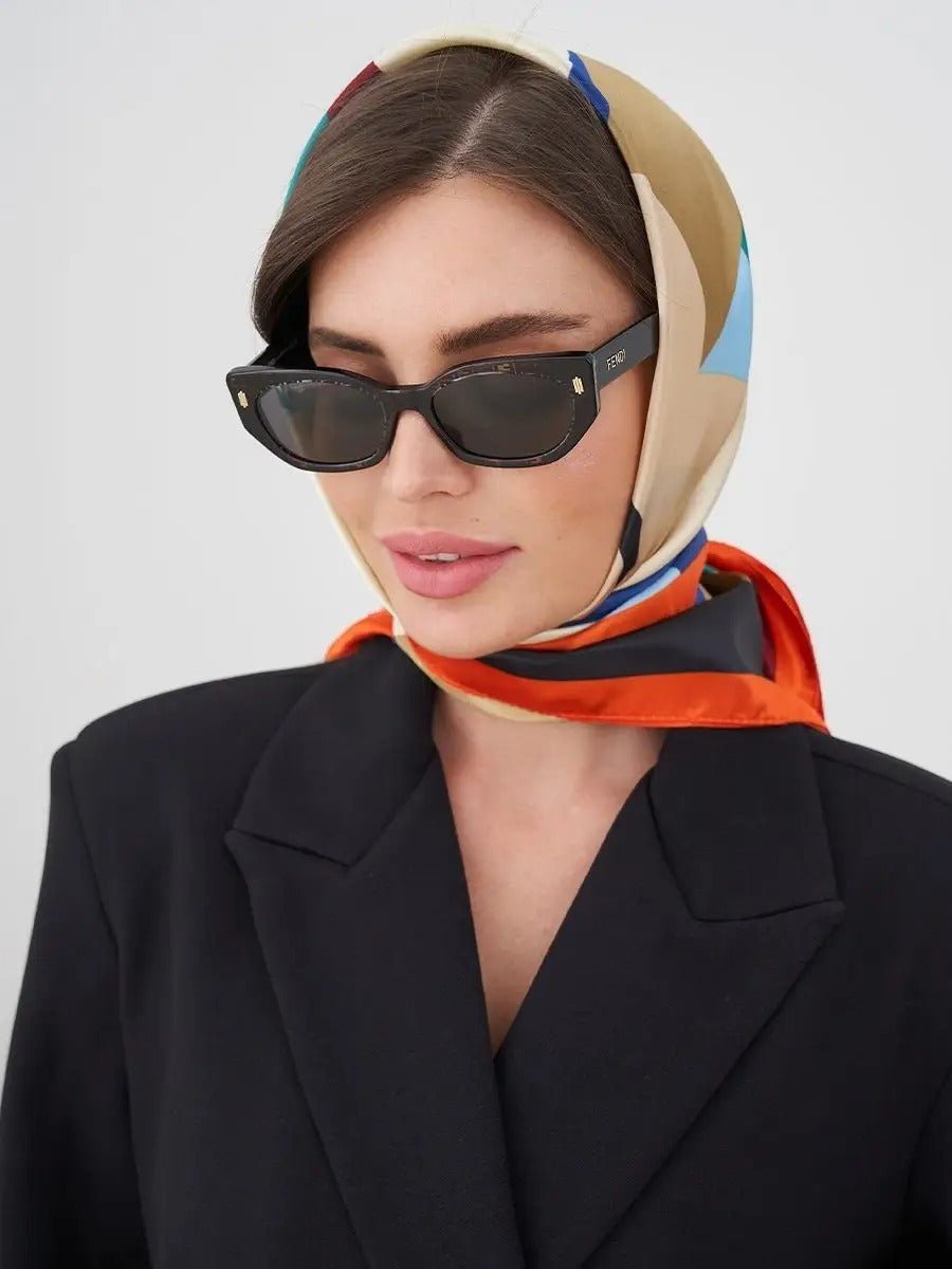 Foulard carré 70x70, soyeux au toucher, imprimé floral multicolore, bordure orange vive, accessoire mode polyvalent, modèle Kalya - Écharpe - Multicolore