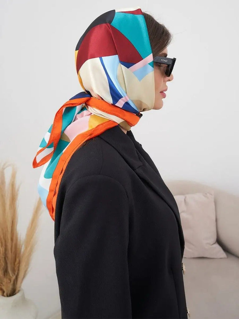 Foulard carré 70x70, soyeux au toucher, imprimé floral multicolore, bordure orange vive, accessoire mode polyvalent, modèle Kalya - Écharpe - Multicolore