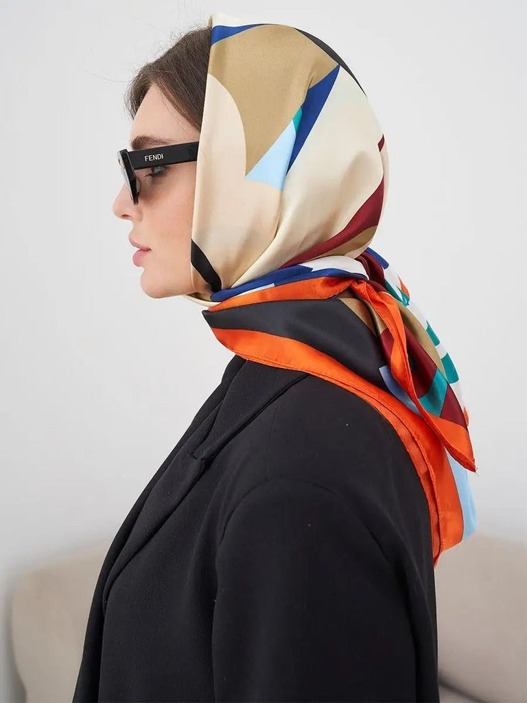 Foulard carré 70x70, soyeux au toucher, imprimé floral multicolore, bordure orange vive, accessoire mode polyvalent, modèle Kalya - Écharpe - Multicolore