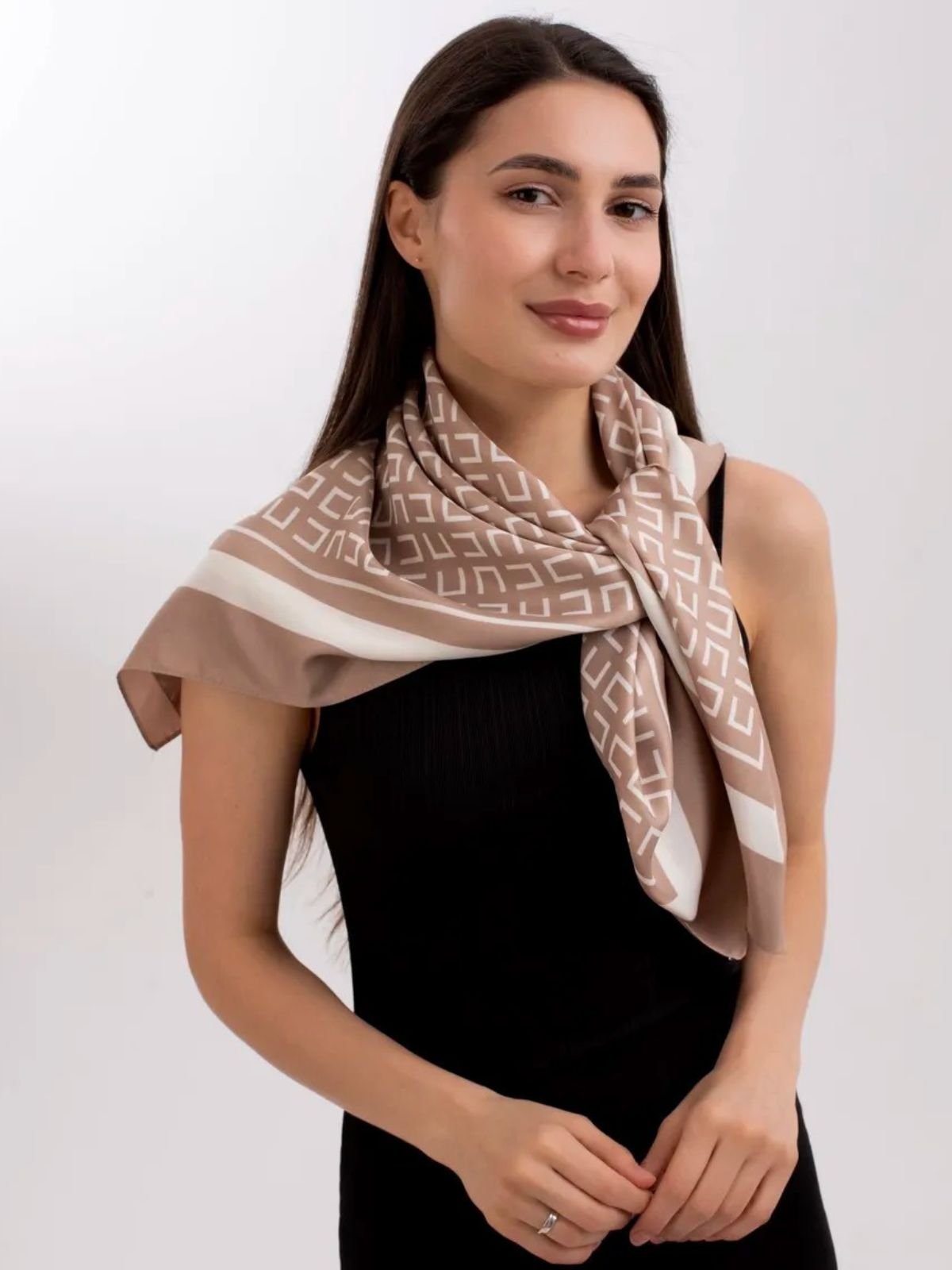 Foulard carré 90x90, motif géométrique beige, soyeux et fluide, accessoire chic femme, style printemps été, idée cadeau raffinée, modèle Calime - Écharpe - Beige