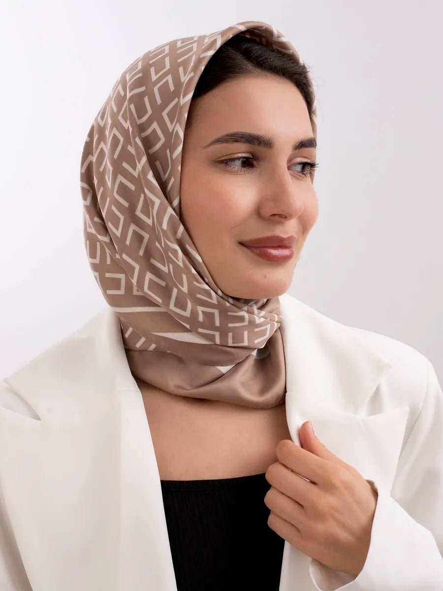 Foulard carré 90x90, motif géométrique beige, soyeux et fluide, accessoire chic femme, style printemps été, idée cadeau raffinée, modèle Calime - Écharpe - Beige