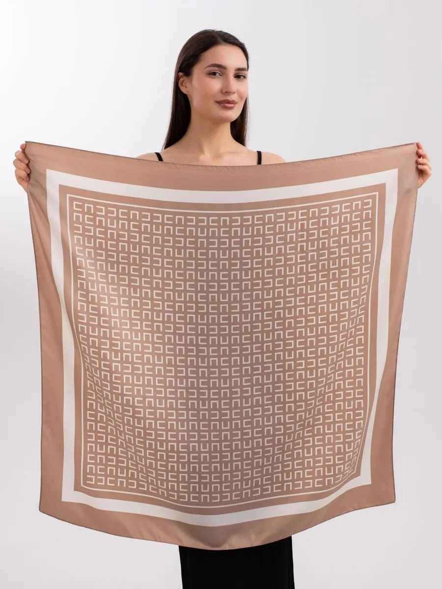 Foulard carré 90x90, motif géométrique beige, soyeux et fluide, accessoire chic femme, style printemps été, idée cadeau raffinée, modèle Calime - Écharpe - Beige