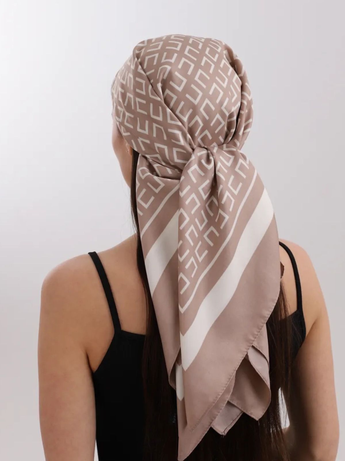 Foulard carré 90x90, motif géométrique beige, soyeux et fluide, accessoire chic femme, style printemps été, idée cadeau raffinée, modèle Calime - Écharpe - Beige