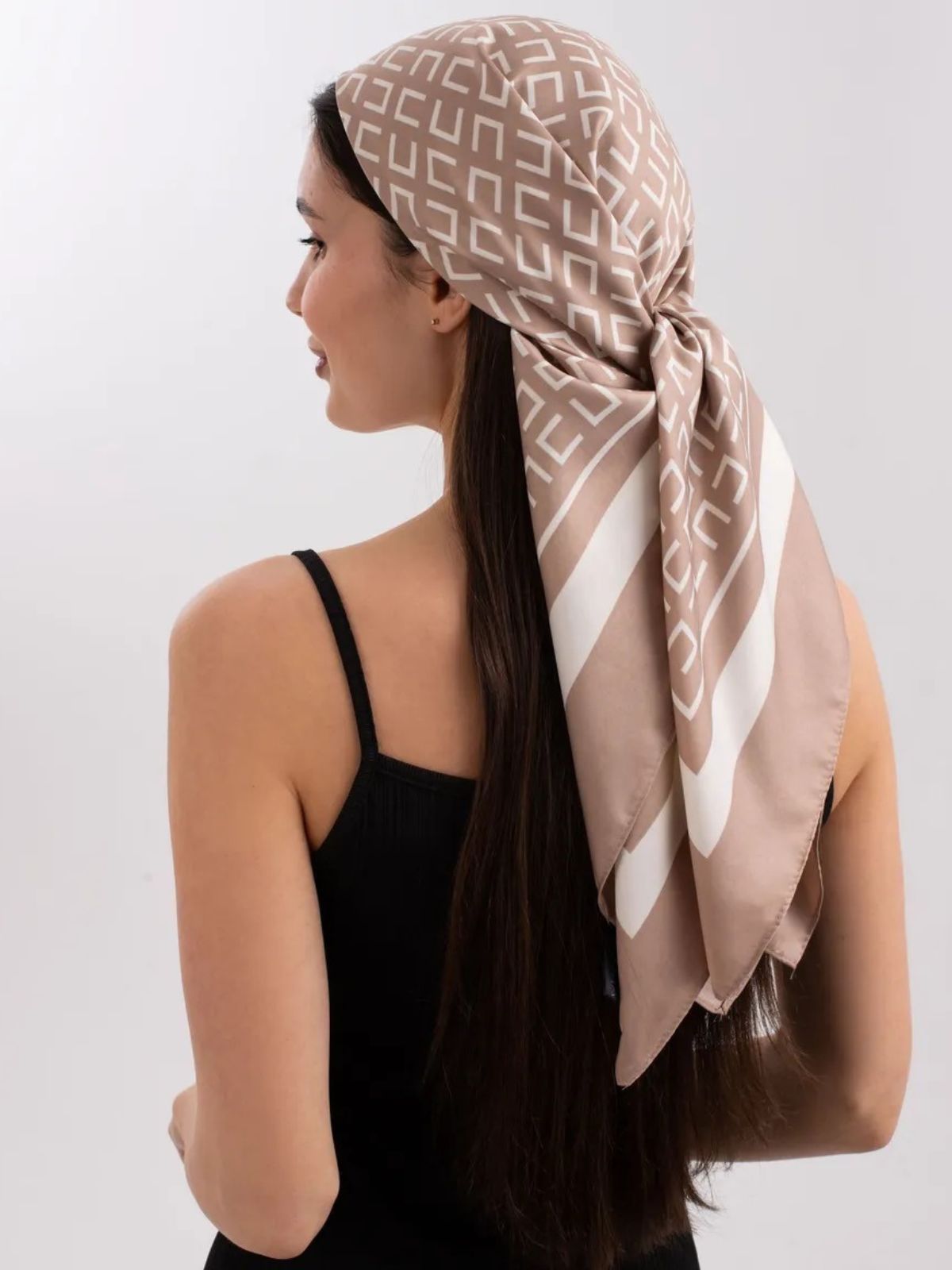 Foulard carré 90x90, motif géométrique beige, soyeux et fluide, accessoire chic femme, style printemps été, idée cadeau raffinée, modèle Calime - Écharpe - Beige