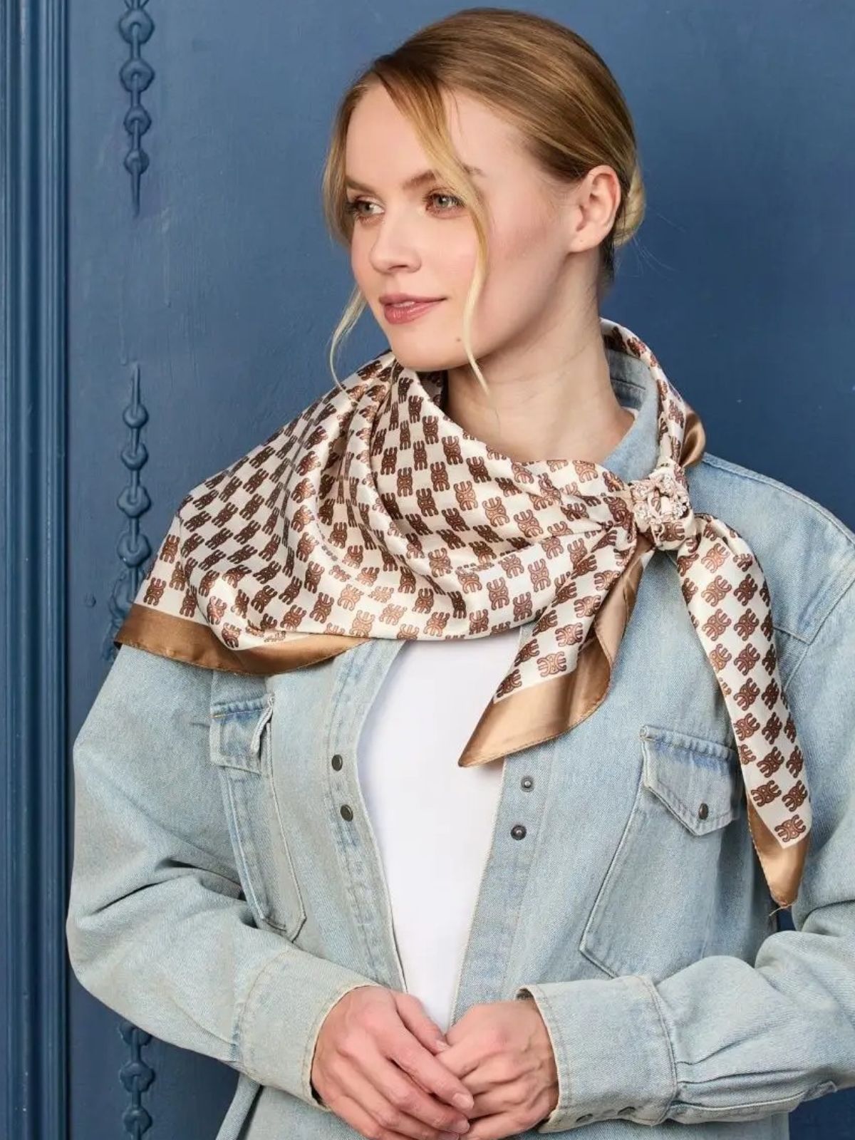 Foulard carré aspect soie artificielle, imprimé graphique, finition brillante, foulard cheveux, accessoire sac, style chic, modèle Elynda - Écharpe - Beige