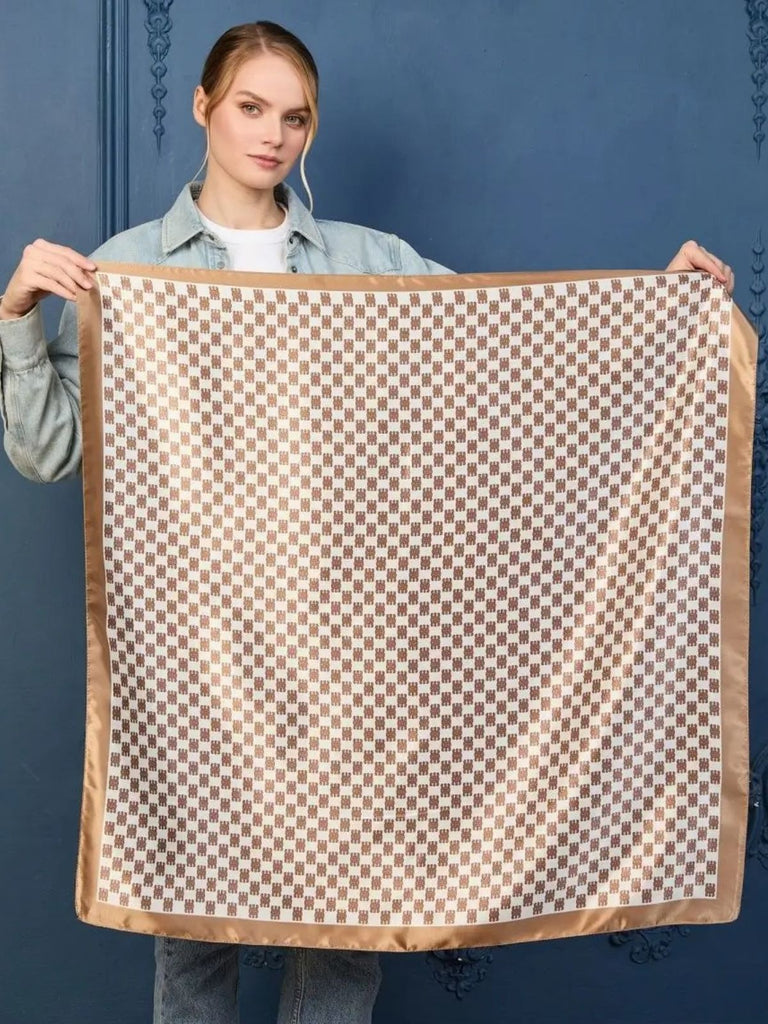 Foulard carré aspect soie artificielle, imprimé graphique, finition brillante, foulard cheveux, accessoire sac, style chic, modèle Elynda - Écharpe - Beige