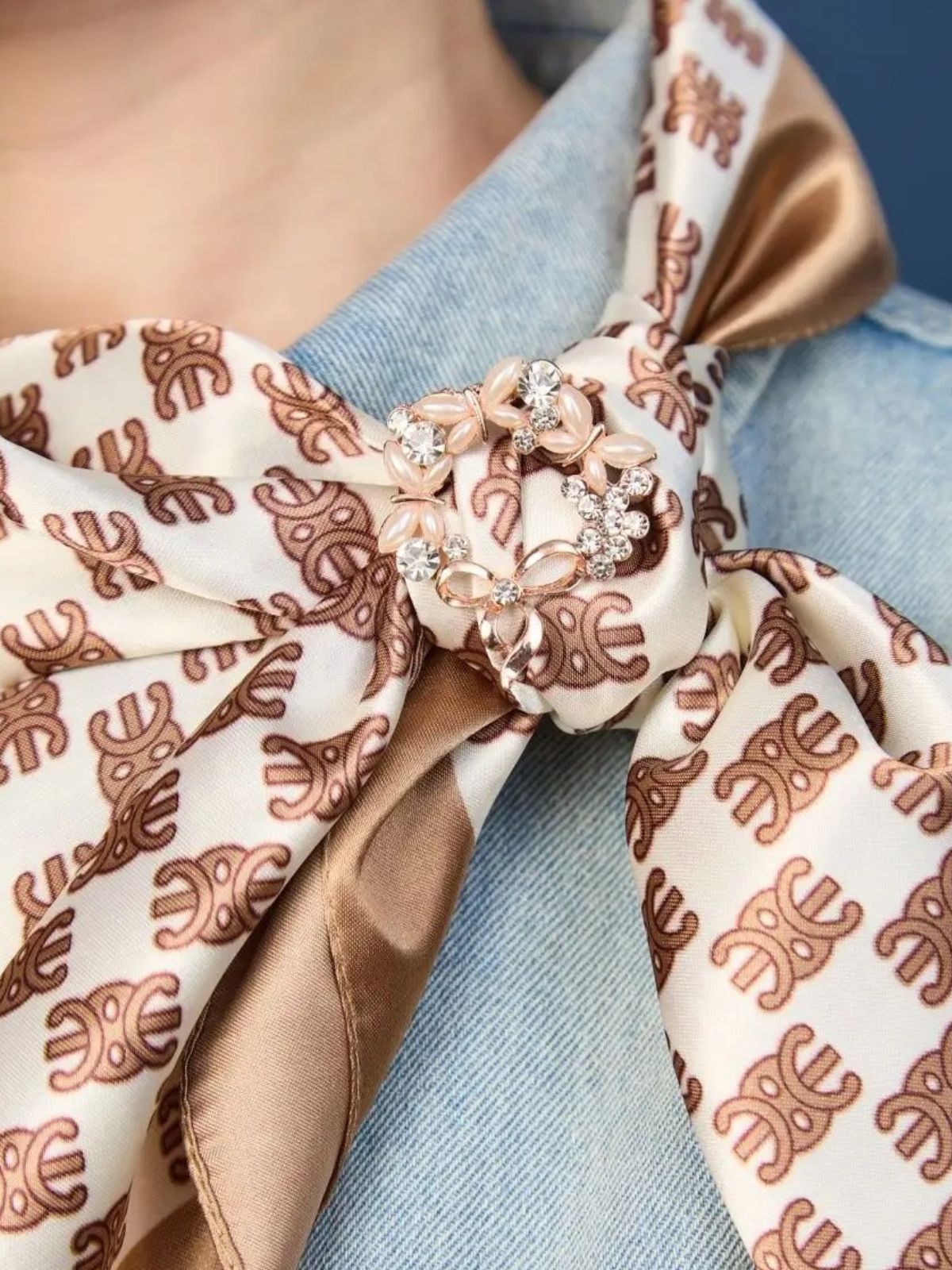 Foulard carré aspect soie artificielle, imprimé graphique, finition brillante, foulard cheveux, accessoire sac, style chic, modèle Elynda - Écharpe - Beige