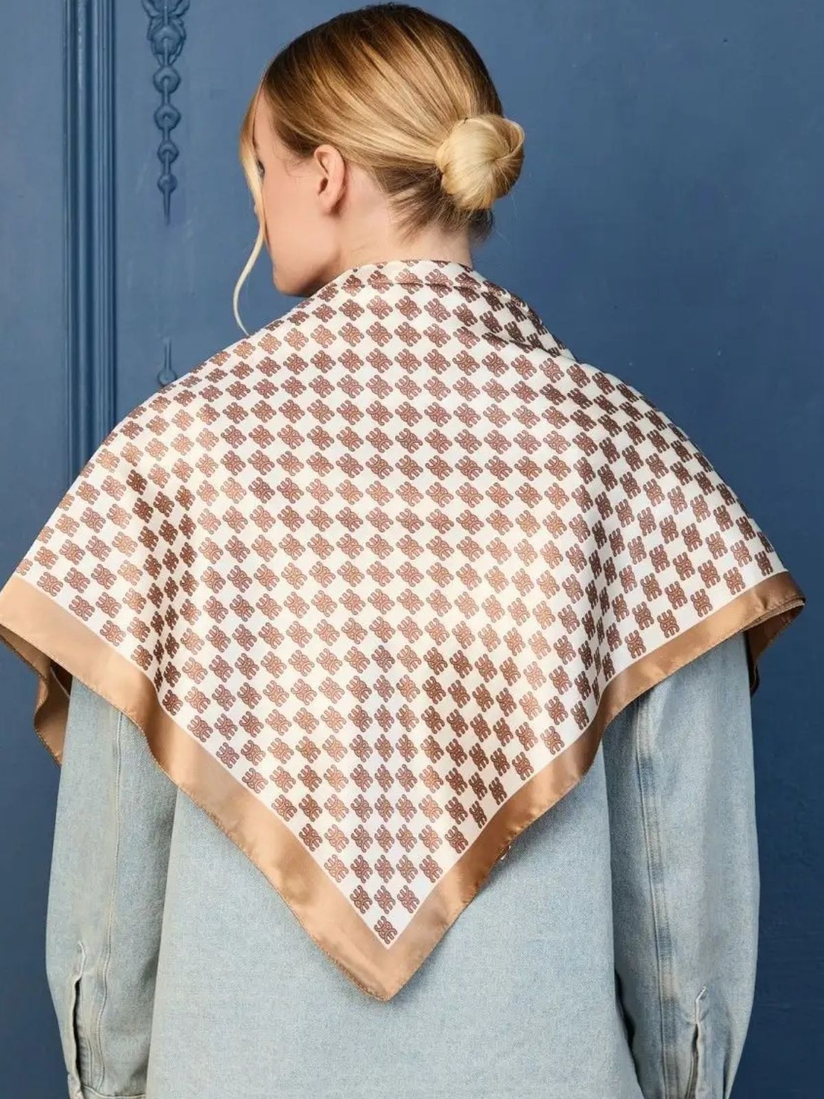 Foulard carré aspect soie artificielle, imprimé graphique, finition brillante, foulard cheveux, accessoire sac, style chic, modèle Elynda - Écharpe - Beige
