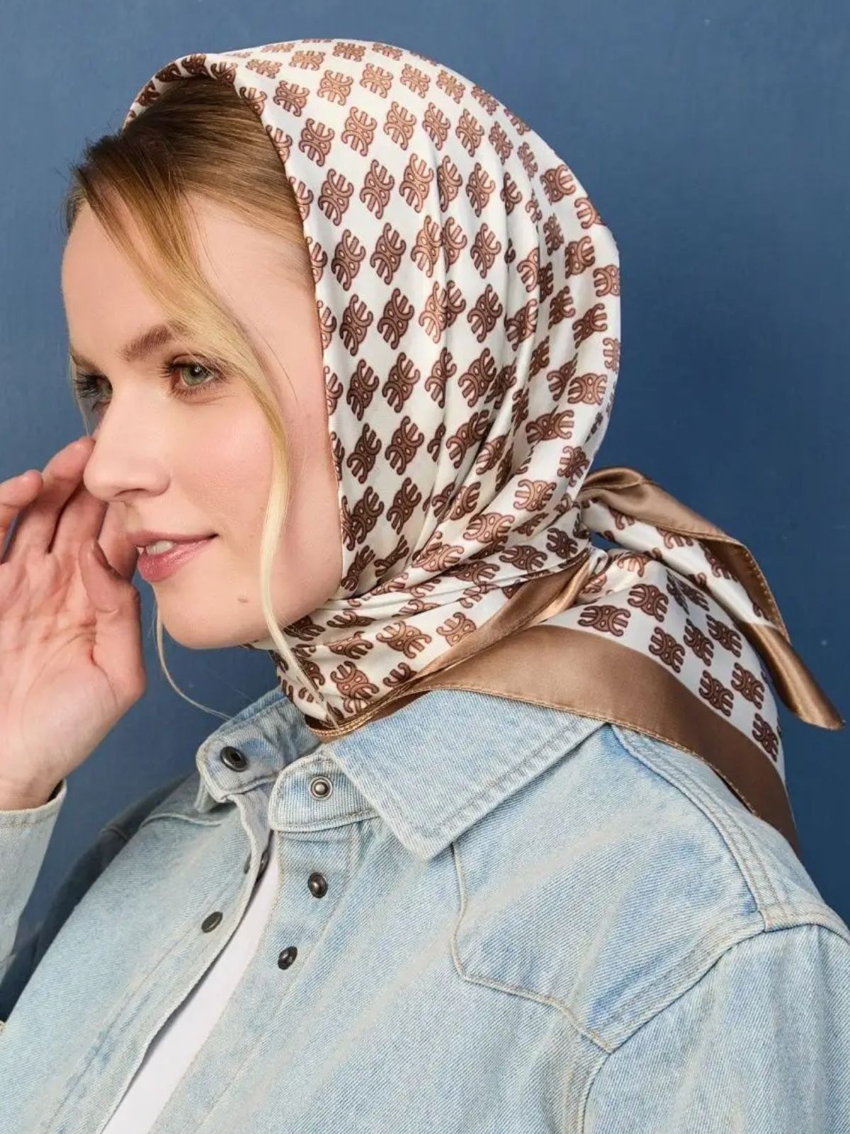 Foulard carré aspect soie artificielle, imprimé graphique, finition brillante, foulard cheveux, accessoire sac, style chic, modèle Elynda - Écharpe - Beige