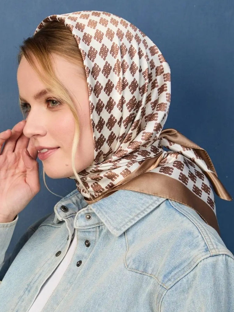 Foulard carré aspect soie artificielle, imprimé graphique, finition brillante, foulard cheveux, accessoire sac, style chic, modèle Elynda - Écharpe - Beige