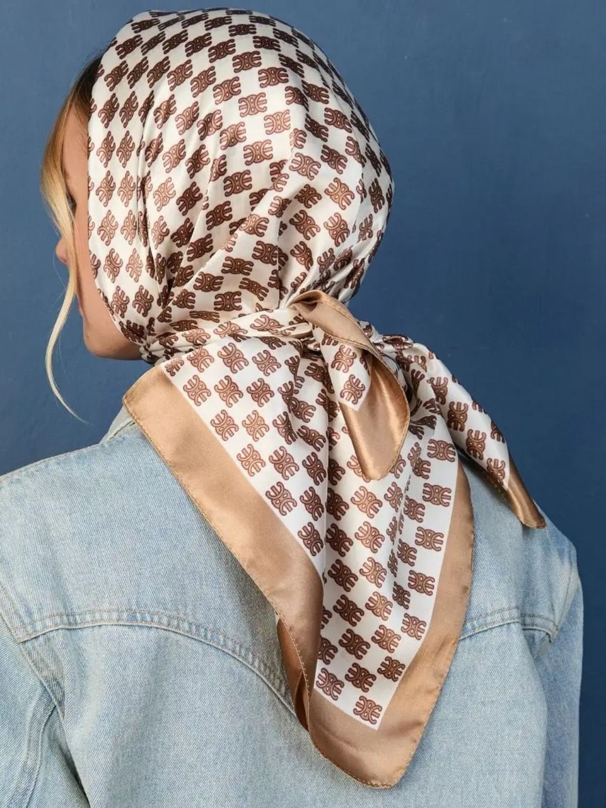 Foulard carré aspect soie artificielle, imprimé graphique, finition brillante, foulard cheveux, accessoire sac, style chic, modèle Elynda - Écharpe - Beige