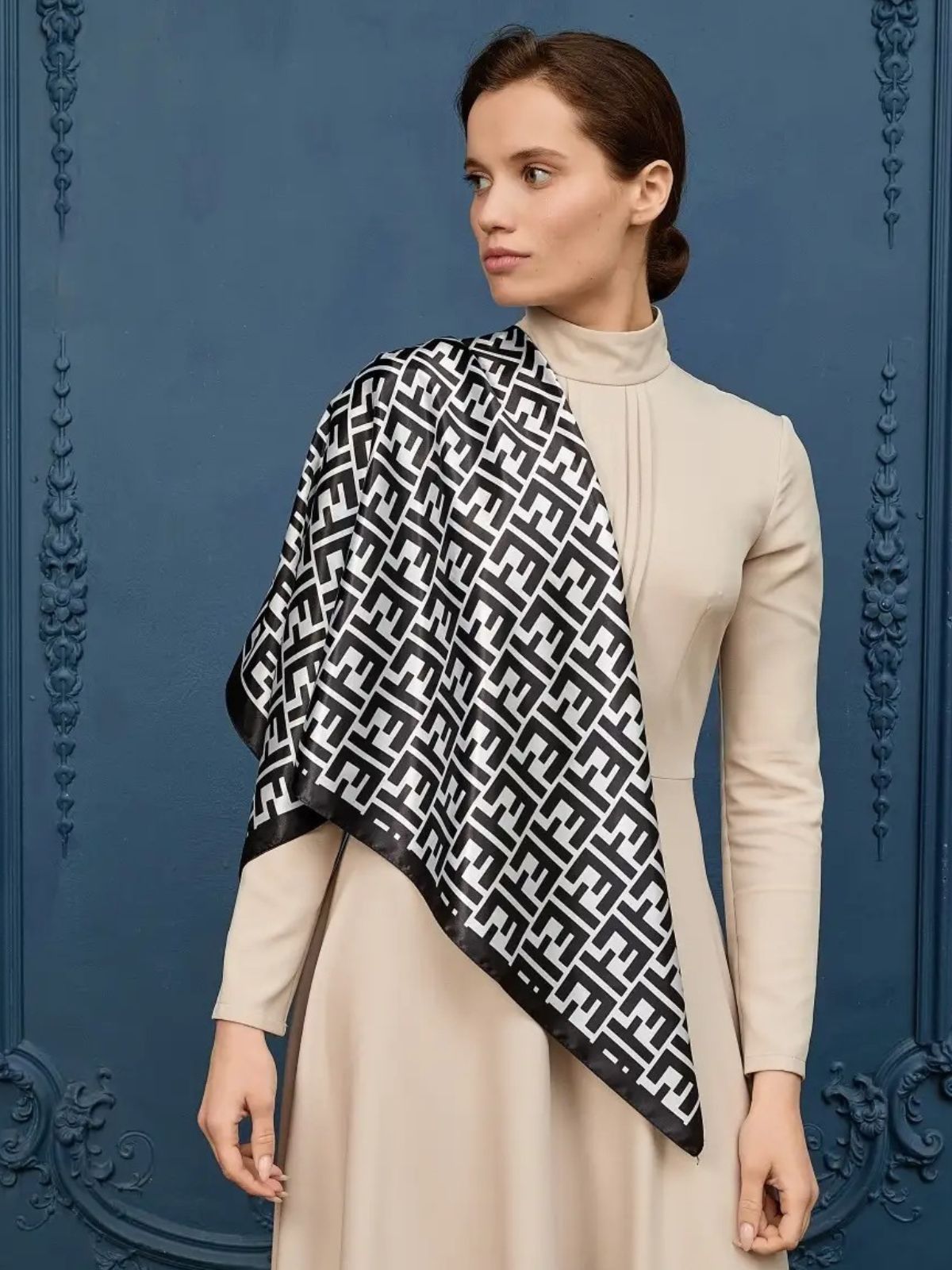 Foulard carré aspect soie noir et blanc, accessoire cheveux imprimé géométrique, foulard cou satin fluide, bandeau tête mode, foulard style urbain chic, carré polyester effet soie, foulard carré femme moderne, modèle Leyla - Écharpe - Noir