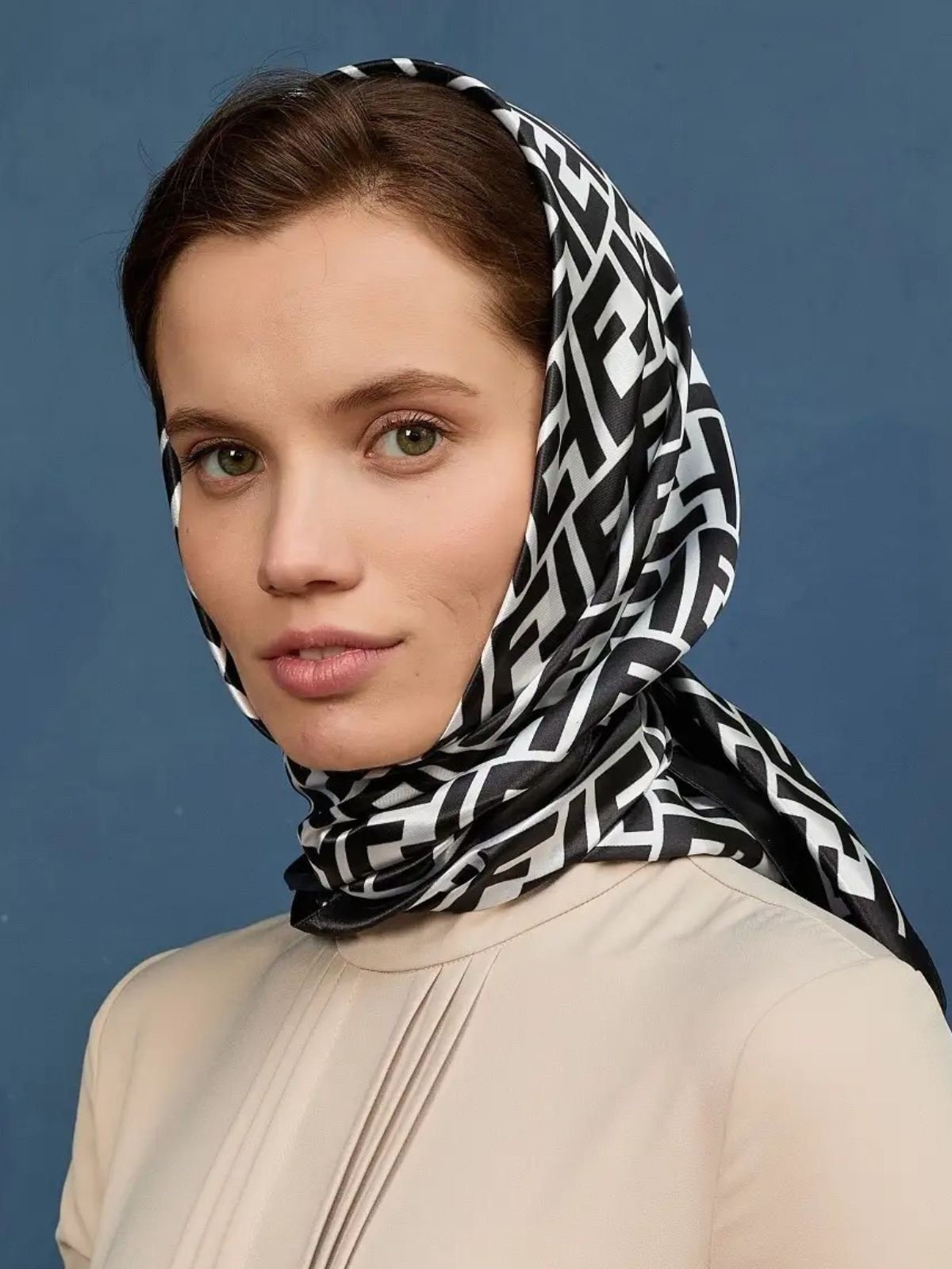 Foulard carré aspect soie noir et blanc, accessoire cheveux imprimé géométrique, foulard cou satin fluide, bandeau tête mode, foulard style urbain chic, carré polyester effet soie, foulard carré femme moderne, modèle Leyla - Écharpe - Noir