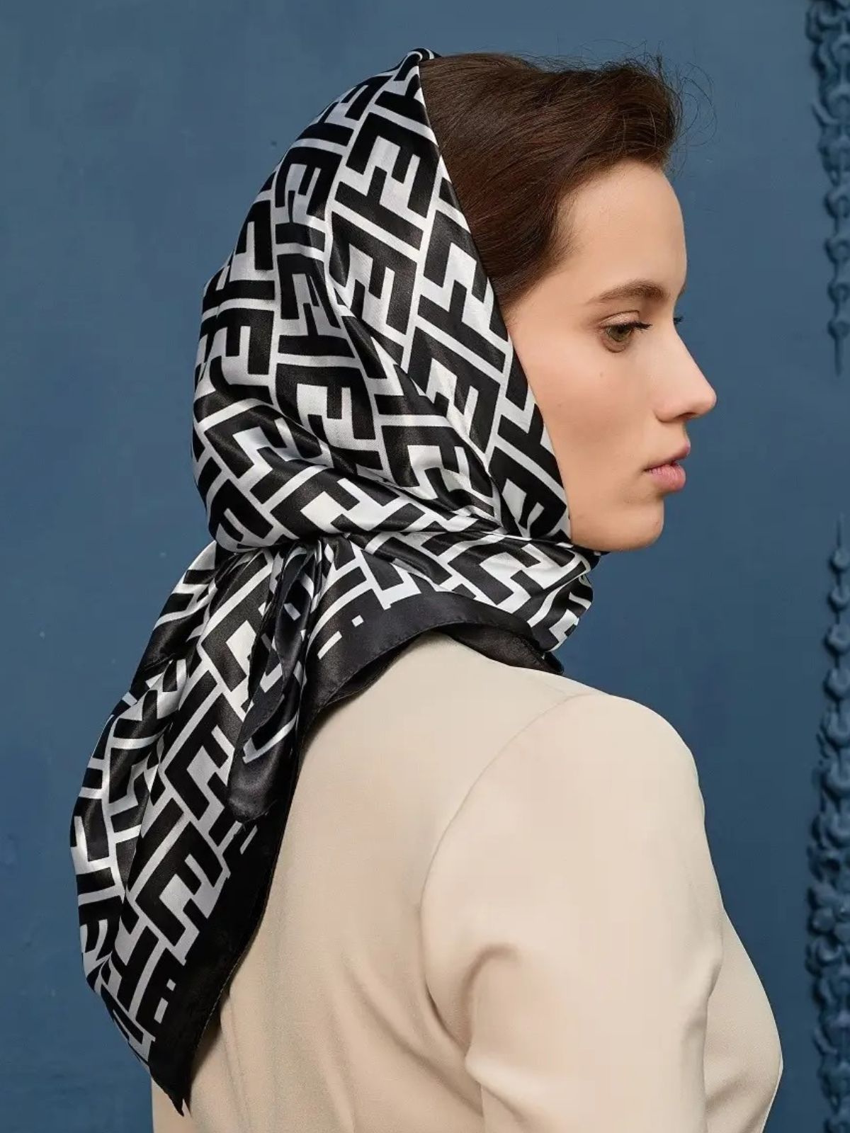 Foulard carré aspect soie noir et blanc, accessoire cheveux imprimé géométrique, foulard cou satin fluide, bandeau tête mode, foulard style urbain chic, carré polyester effet soie, foulard carré femme moderne, modèle Leyla - Écharpe - Noir
