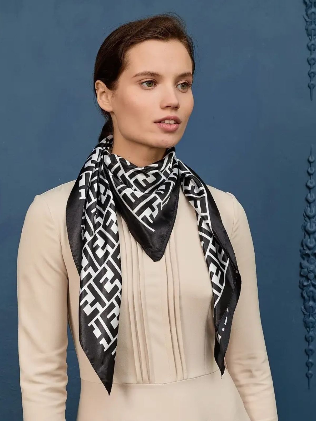 Foulard carré aspect soie noir et blanc, accessoire cheveux imprimé géométrique, foulard cou satin fluide, bandeau tête mode, foulard style urbain chic, carré polyester effet soie, foulard carré femme moderne, modèle Leyla - Écharpe - Noir