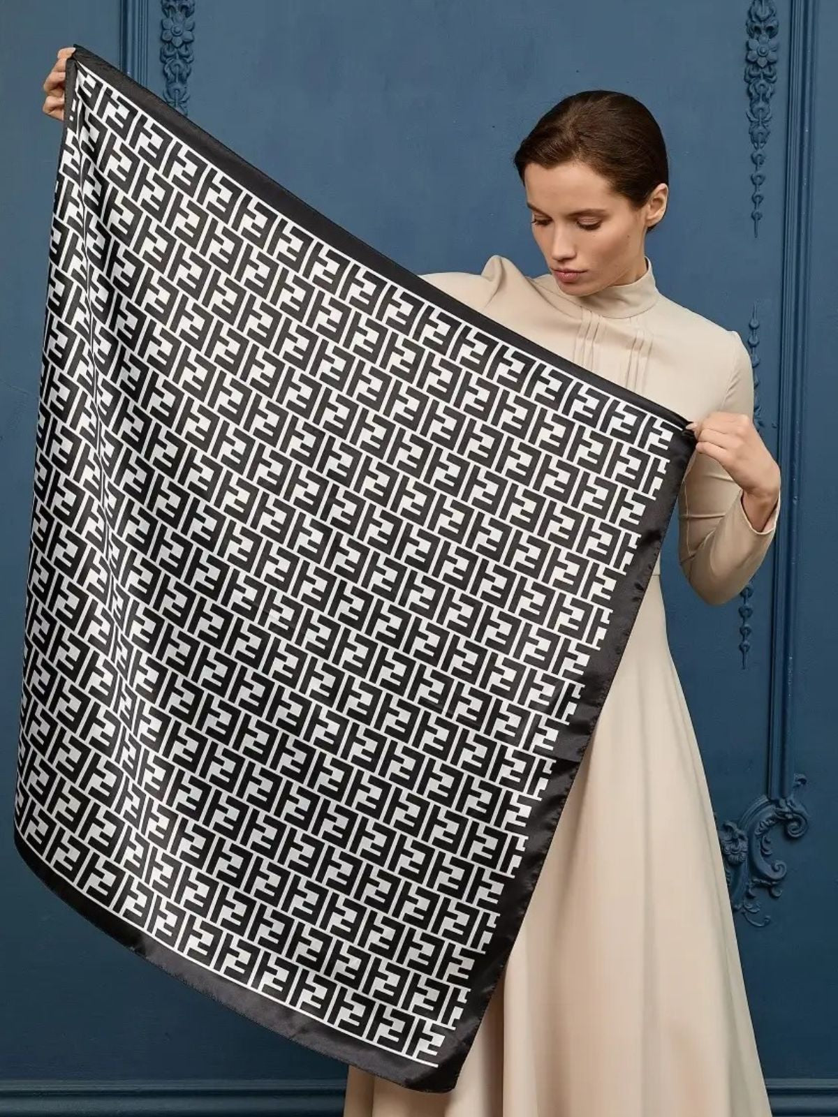 Foulard carré aspect soie noir et blanc, accessoire cheveux imprimé géométrique, foulard cou satin fluide, bandeau tête mode, foulard style urbain chic, carré polyester effet soie, foulard carré femme moderne, modèle Leyla - Écharpe - Noir
