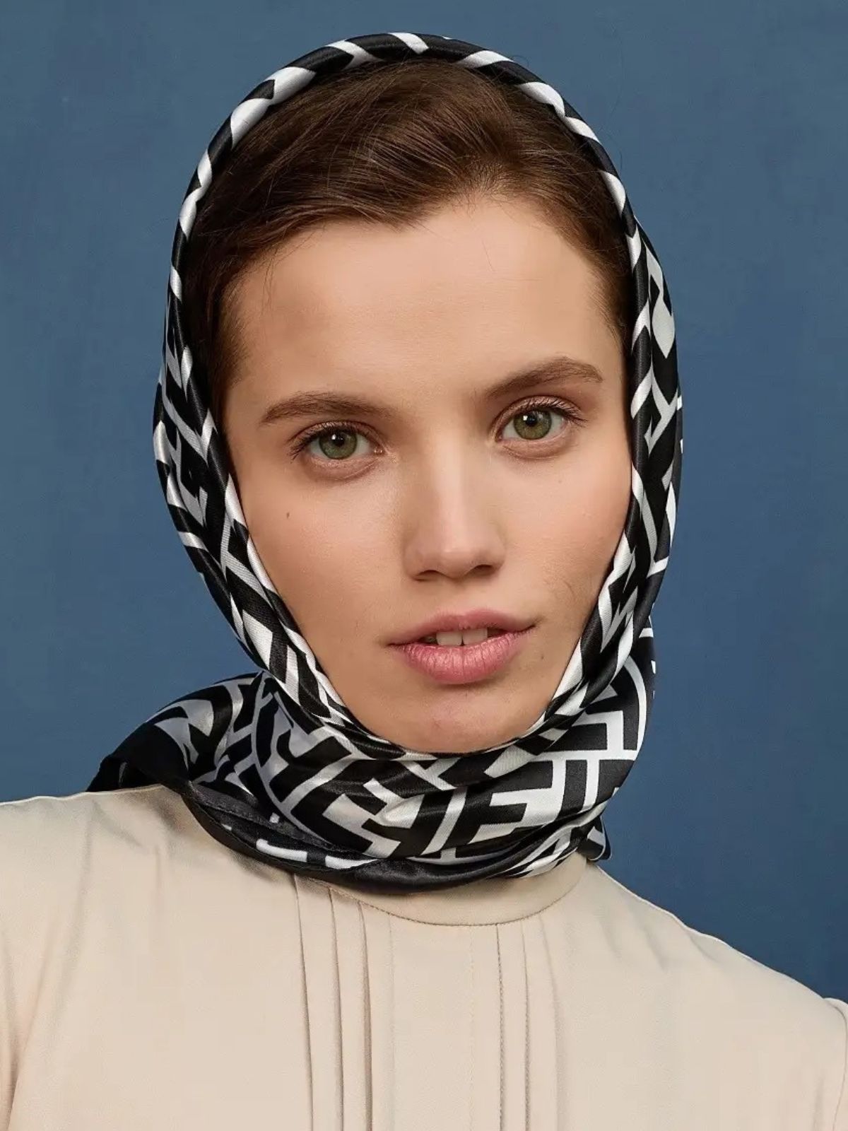 Foulard carré aspect soie noir et blanc, accessoire cheveux imprimé géométrique, foulard cou satin fluide, bandeau tête mode, foulard style urbain chic, carré polyester effet soie, foulard carré femme moderne, modèle Leyla - Écharpe - Noir