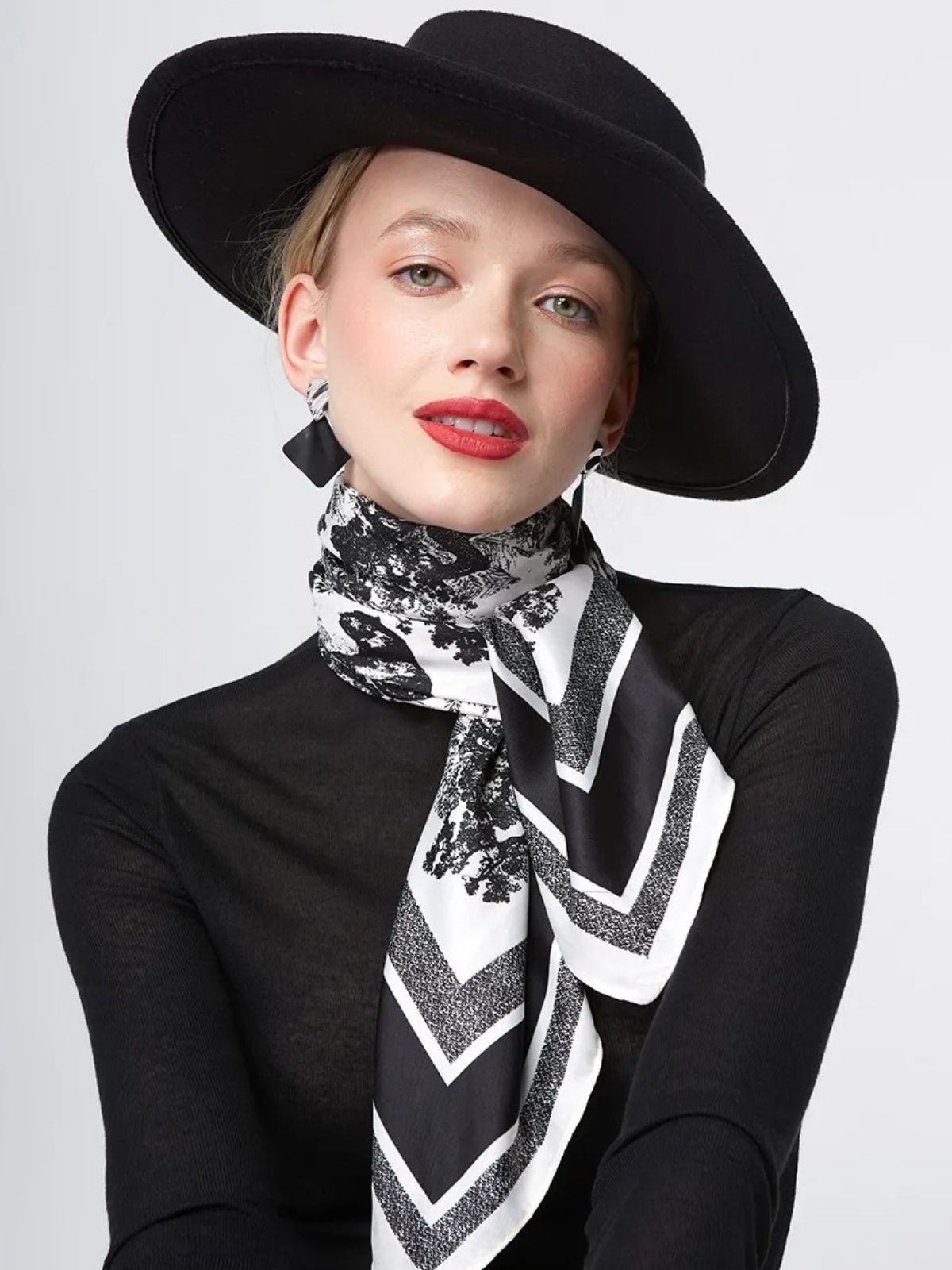 Foulard carré aspect soie noir et blanc, accessoire femme printemps été, pour tête ou cou, style chic et graphique, imprimé forêt baroque, grand format léger, modèle Christina - Écharpe - Blanc