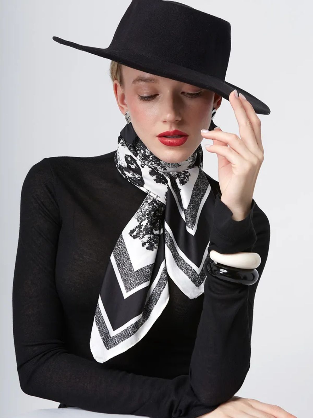 Foulard carré aspect soie noir et blanc, accessoire femme printemps été, pour tête ou cou, style chic et graphique, imprimé forêt baroque, grand format léger, modèle Christina - Écharpe - Blanc