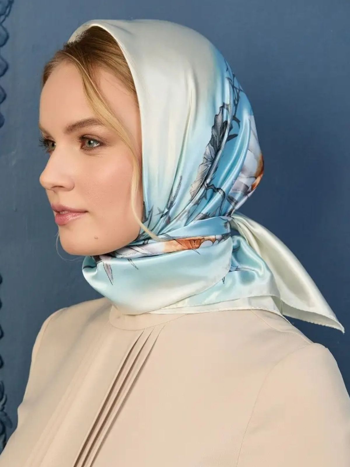 Foulard carré effet satiné femme, soyeux bleu pastel fleurs blanches, foulard cheveux et cou, accessoire polyvalent, tissu fluide brillant, imprimé floral raffiné, modèle Miah - Écharpe - Imprimé floral