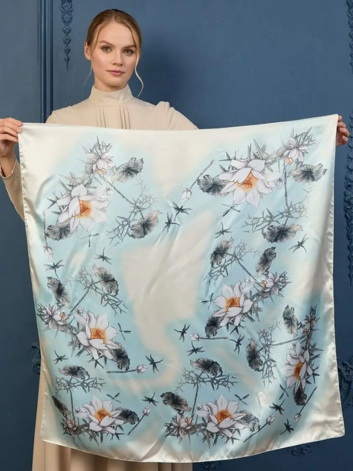 Foulard carré effet satiné femme, soyeux bleu pastel fleurs blanches, foulard cheveux et cou, accessoire polyvalent, tissu fluide brillant, imprimé floral raffiné, modèle Miah - Écharpe - Imprimé floral