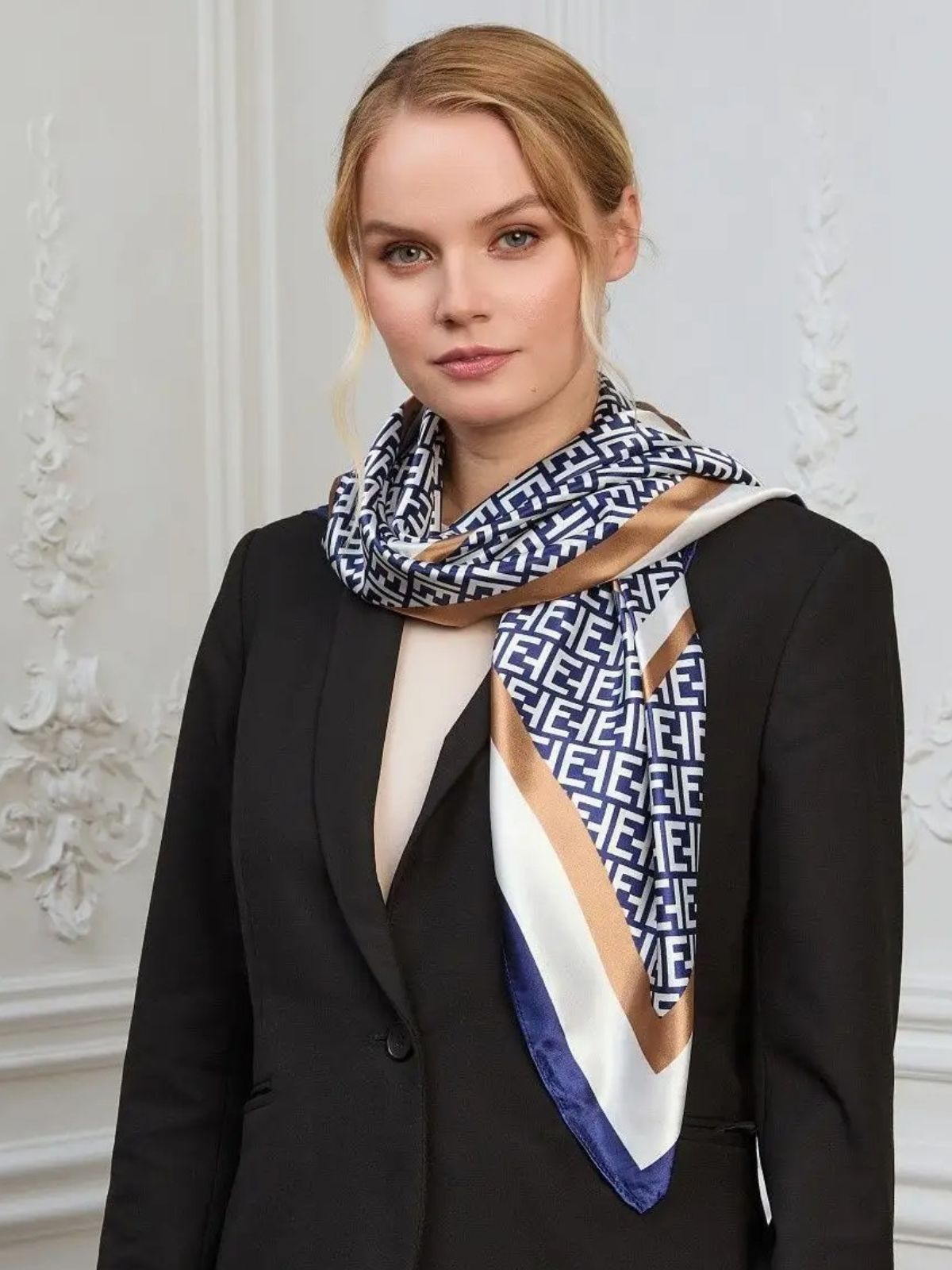 Foulard carré effet satiné, imprimé géométrique bleu blanc beige, 90x90 cm, foulard cheveux, écharpe cou, bandeau, accessoire mode femme, modèle Emerlinda - Écharpe - Bleu