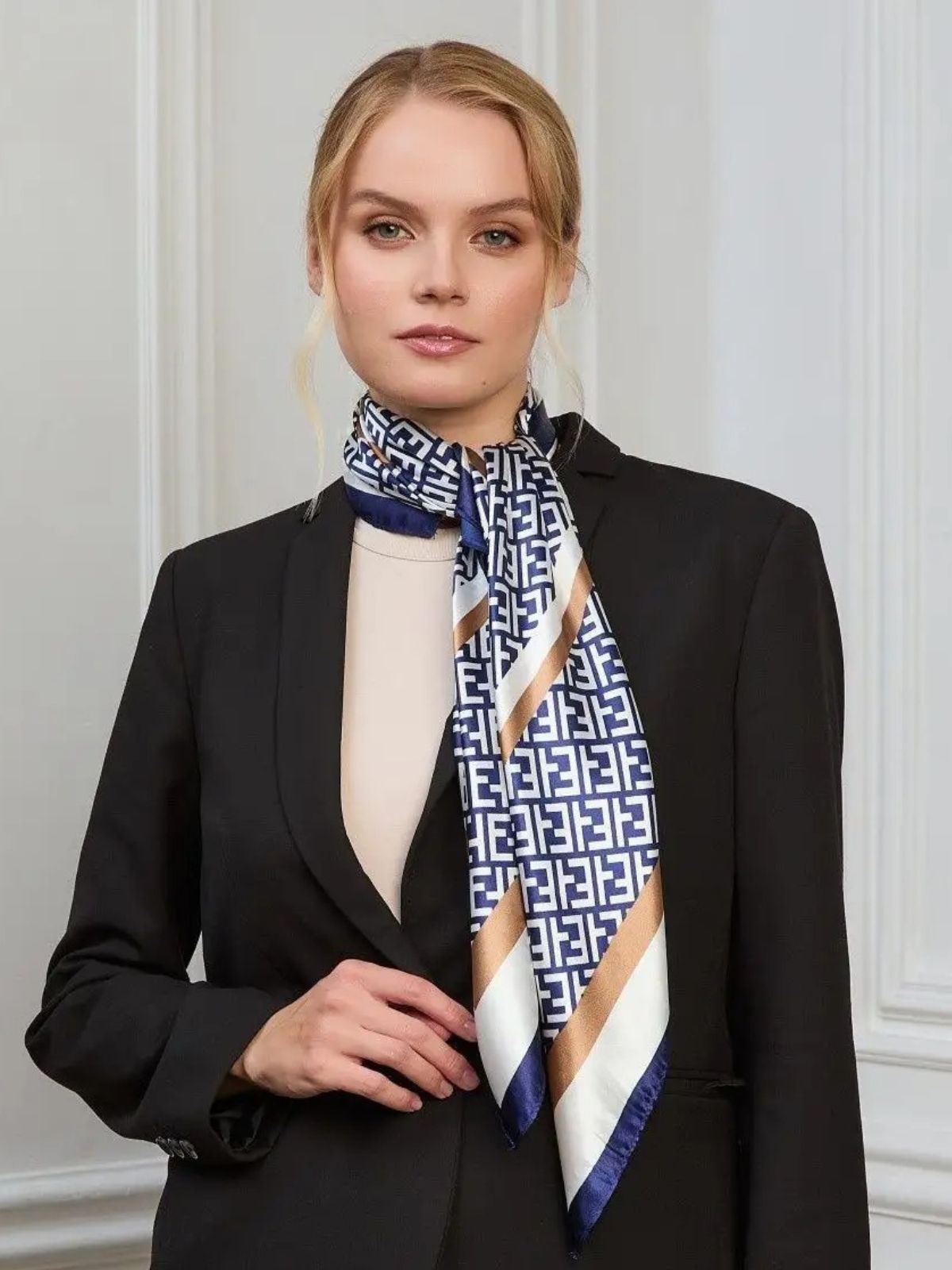 Foulard carré effet satiné, imprimé géométrique bleu blanc beige, 90x90 cm, foulard cheveux, écharpe cou, bandeau, accessoire mode femme, modèle Emerlinda - Écharpe - Bleu