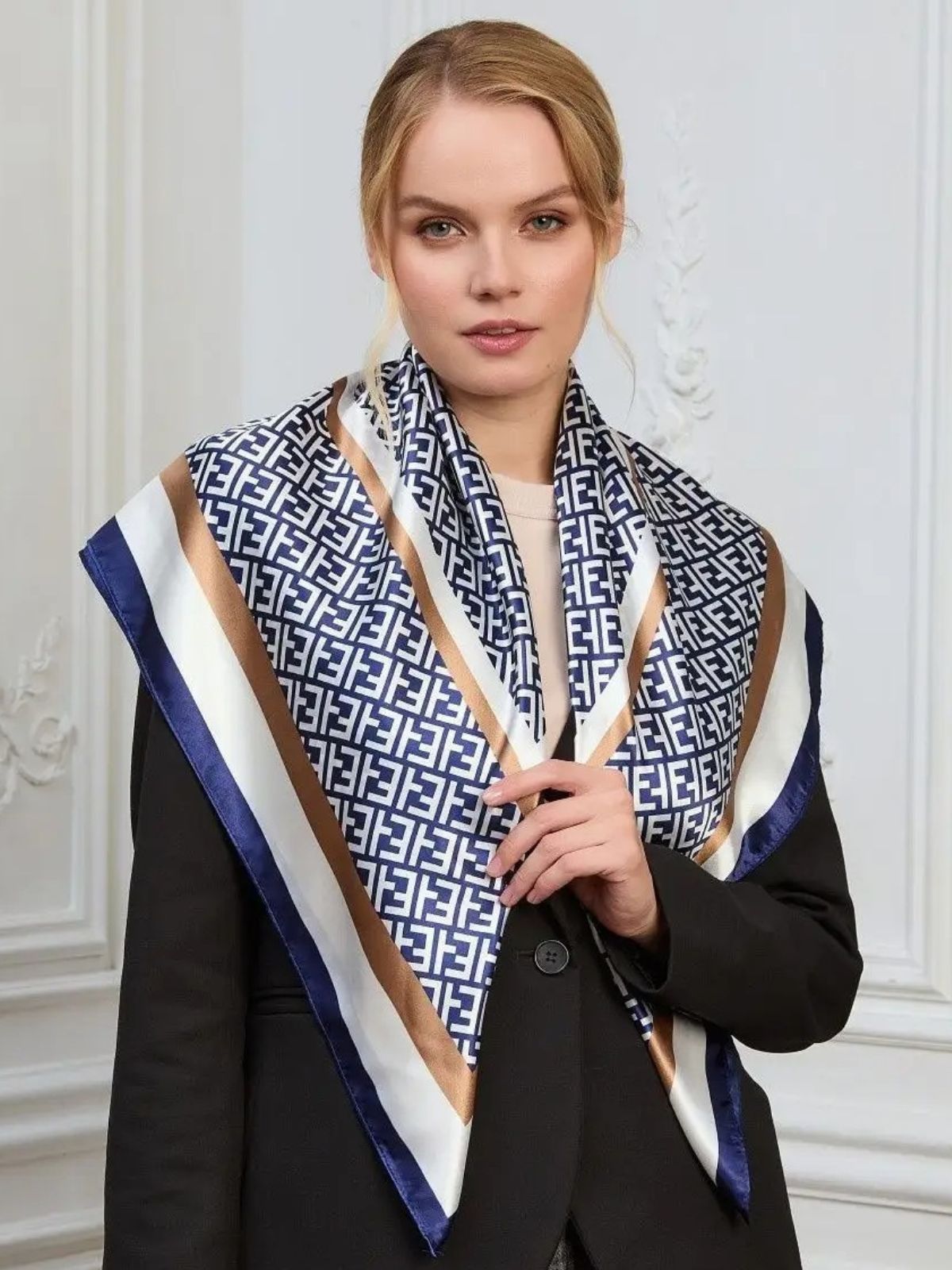 Foulard carré effet satiné, imprimé géométrique bleu blanc beige, 90x90 cm, foulard cheveux, écharpe cou, bandeau, accessoire mode femme, modèle Emerlinda - Écharpe - Bleu