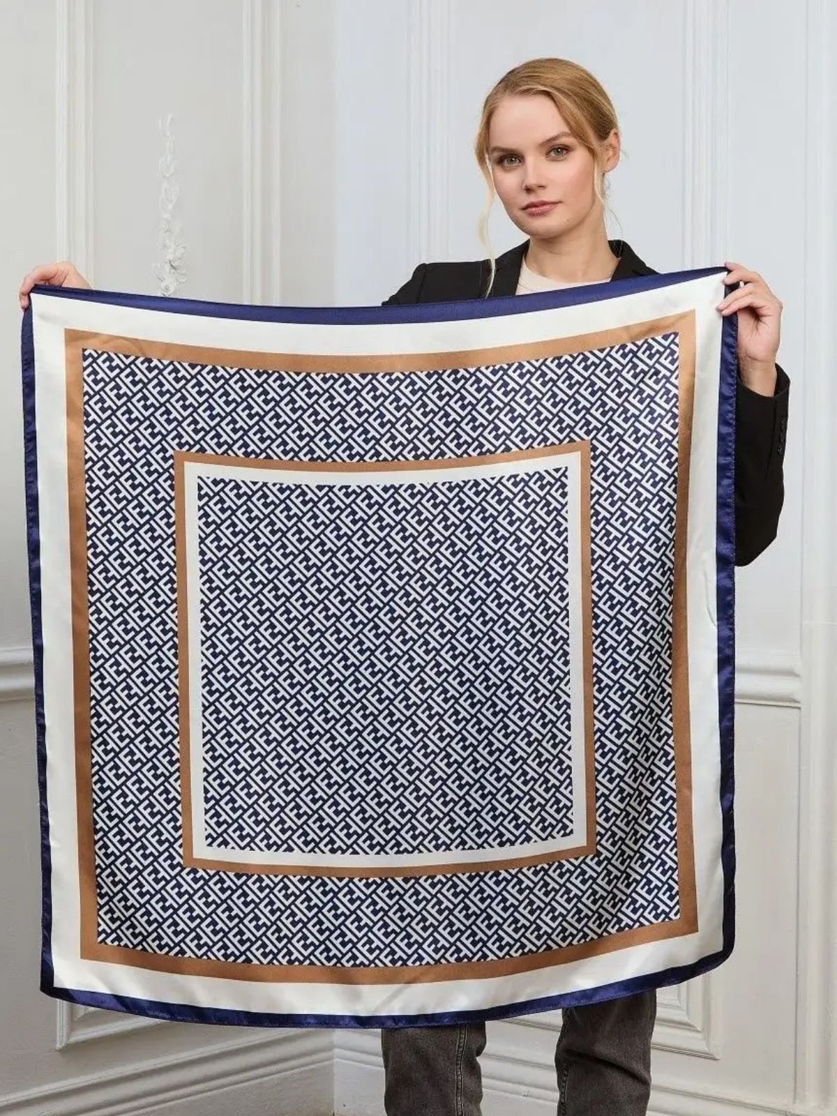 Foulard carré effet satiné, imprimé géométrique bleu blanc beige, 90x90 cm, foulard cheveux, écharpe cou, bandeau, accessoire mode femme, modèle Emerlinda - Écharpe - Bleu