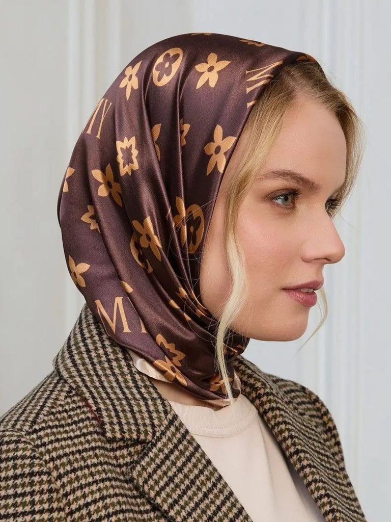 Foulard carré effet satiné marron doré, imprimé floral et lettres MY, format 90x90 cm, accessoire cheveux ou cou, modèle Rihanna - Écharpe - Marron