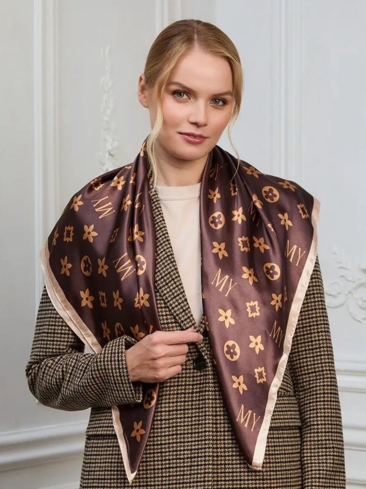 Foulard carré effet satiné marron doré, imprimé floral et lettres MY, format 90x90 cm, accessoire cheveux ou cou, modèle Rihanna - Écharpe - Marron