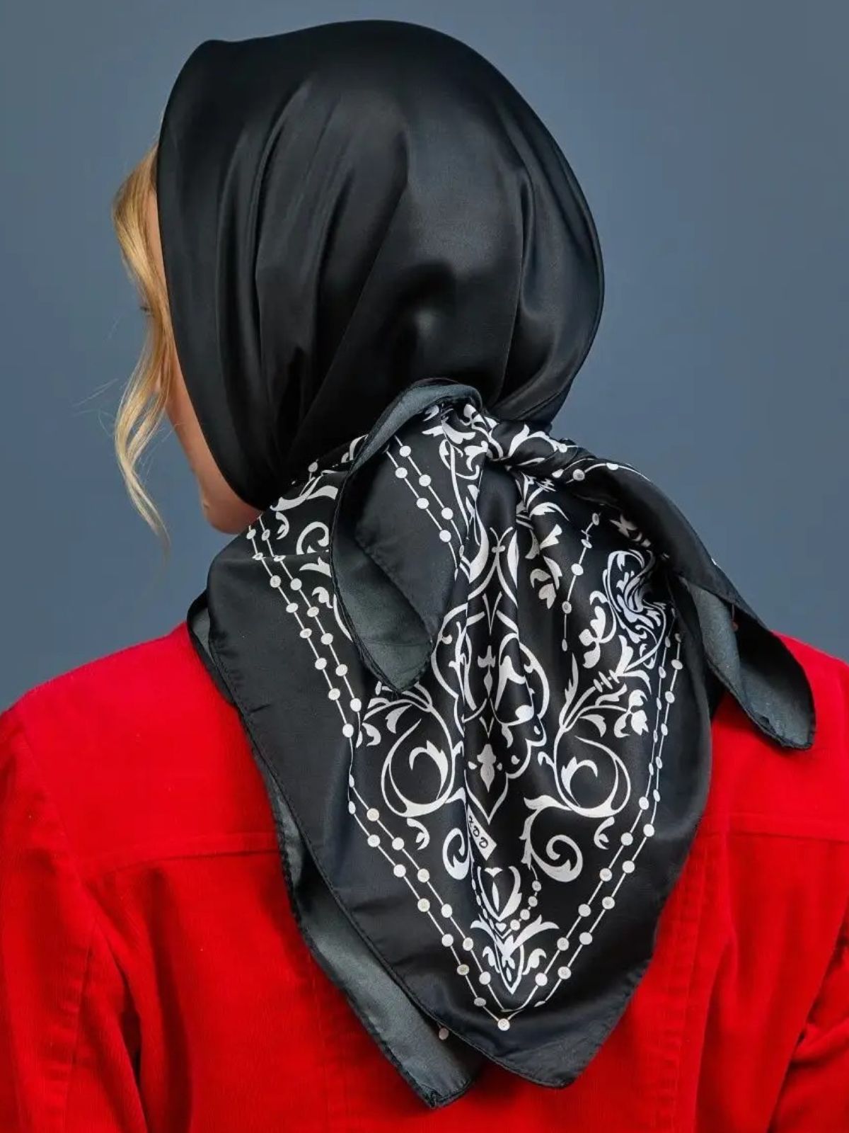 Foulard carré effet satiné noir imprimé blanc, soyeux cheveux et cou, accessoire féminin chic, multiposition, bandana léger pour toute saison modèle Yolane - Écharpe - Noir