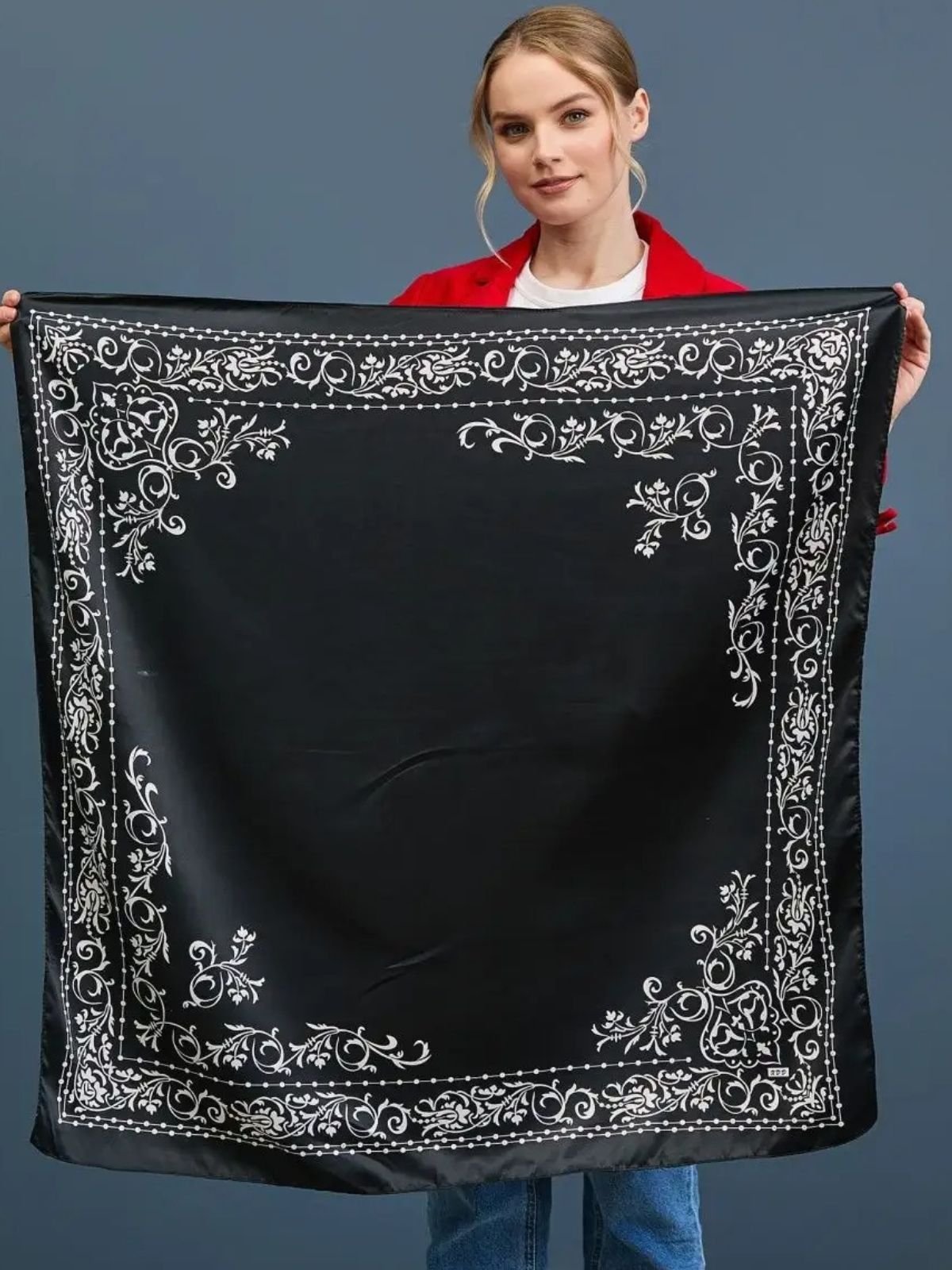 Foulard carré effet satiné noir imprimé blanc, soyeux cheveux et cou, accessoire féminin chic, multiposition, bandana léger pour toute saison modèle Yolane - Écharpe - Noir