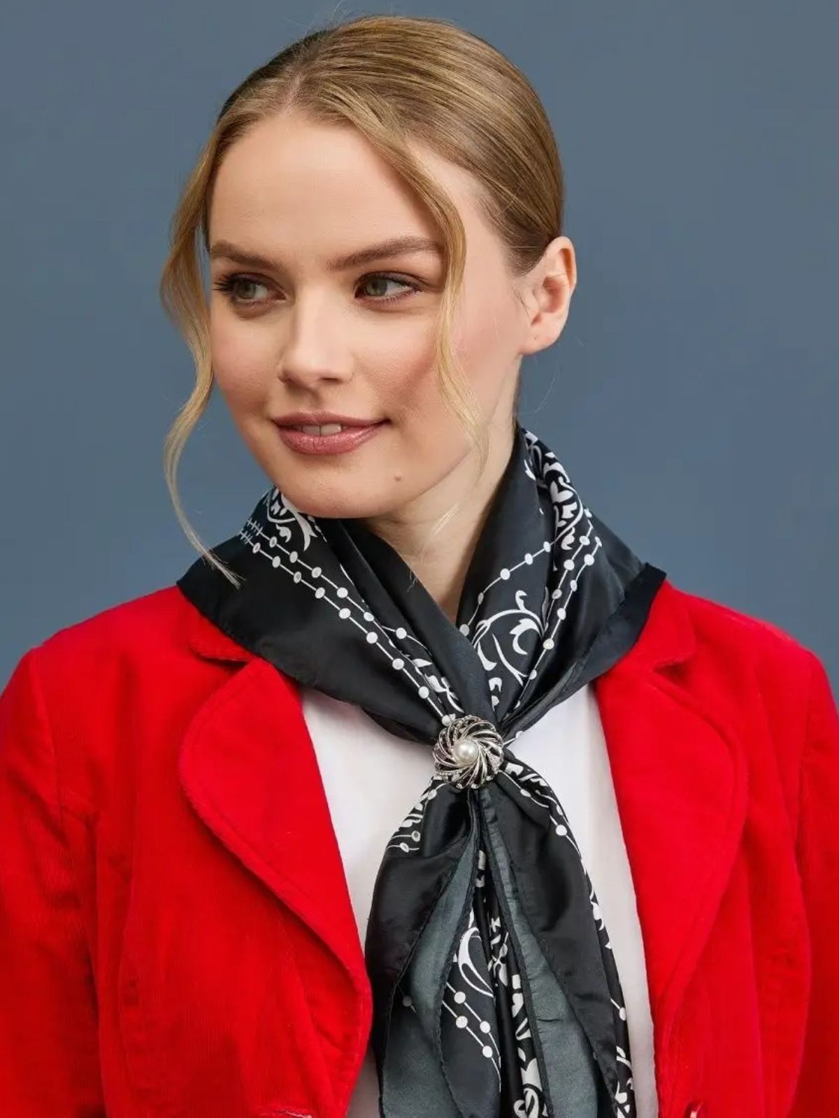 Foulard carré effet satiné noir imprimé blanc, soyeux cheveux et cou, accessoire féminin chic, multiposition, bandana léger pour toute saison modèle Yolane - Écharpe - Noir
