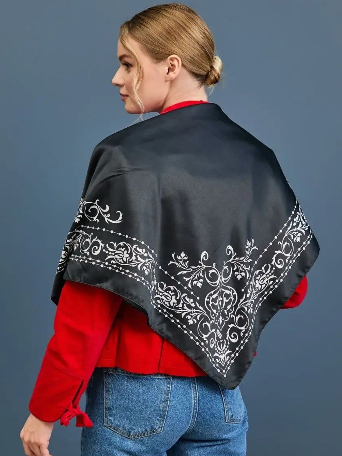 Foulard carré effet satiné noir imprimé blanc, soyeux cheveux et cou, accessoire féminin chic, multiposition, bandana léger pour toute saison modèle Yolane - Écharpe - Noir