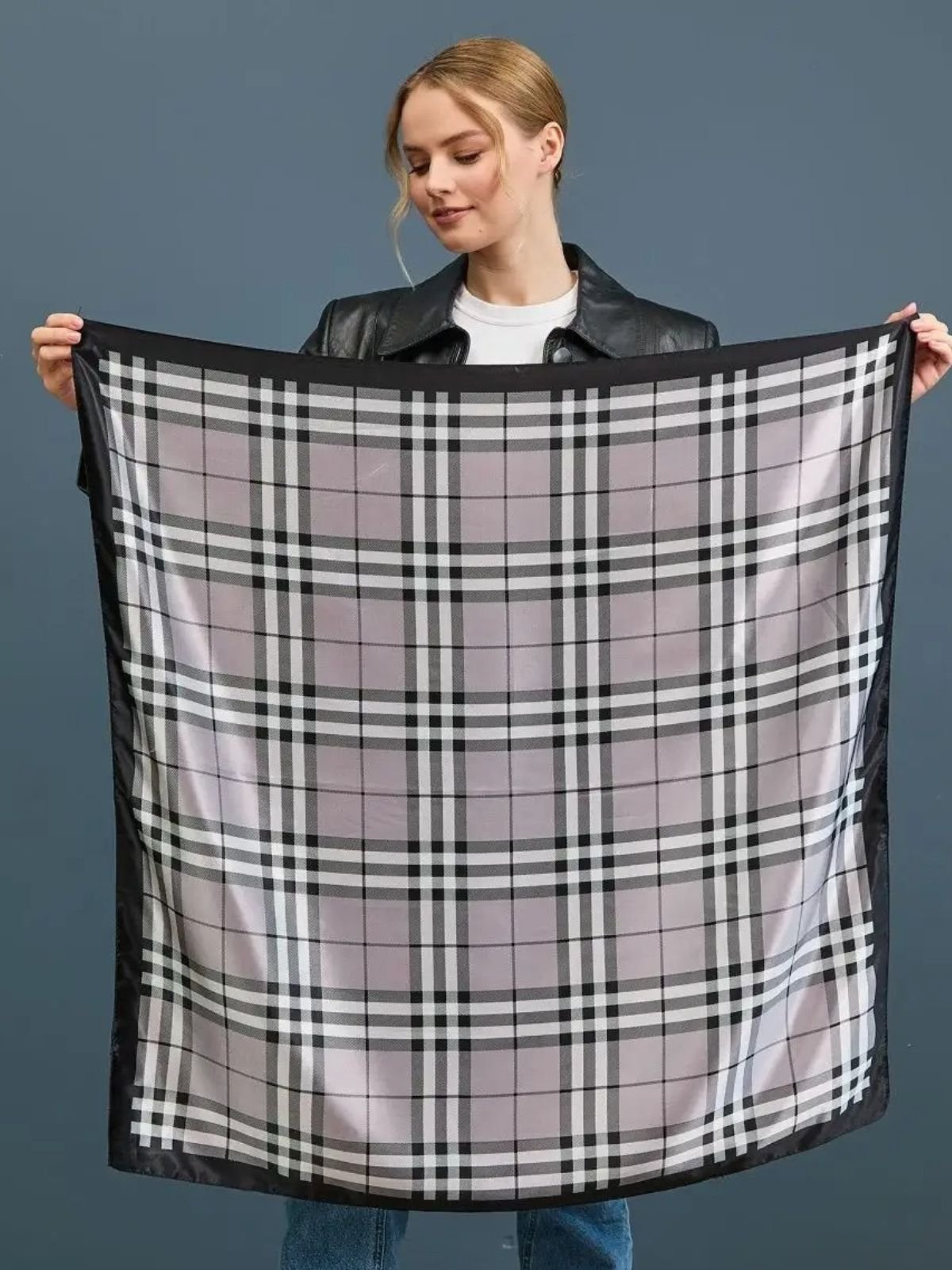 Foulard carré femme 90x90, imprimé à carreaux, soyeux et effet satiné, accessoire cheveux ou cou, gris noir blanc, foulard tendance respirant, foulard doux polyester, modèle Vannya - Écharpe - Beige
