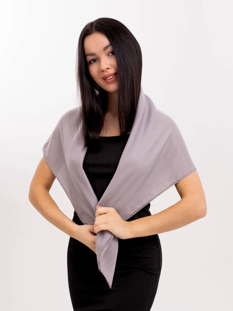 Foulard carré femme 95x95cm, soie imitation douce, coloris unis variés, accessoire polyvalent, léger printemps été, modèle Lala - Écharpe - Gris