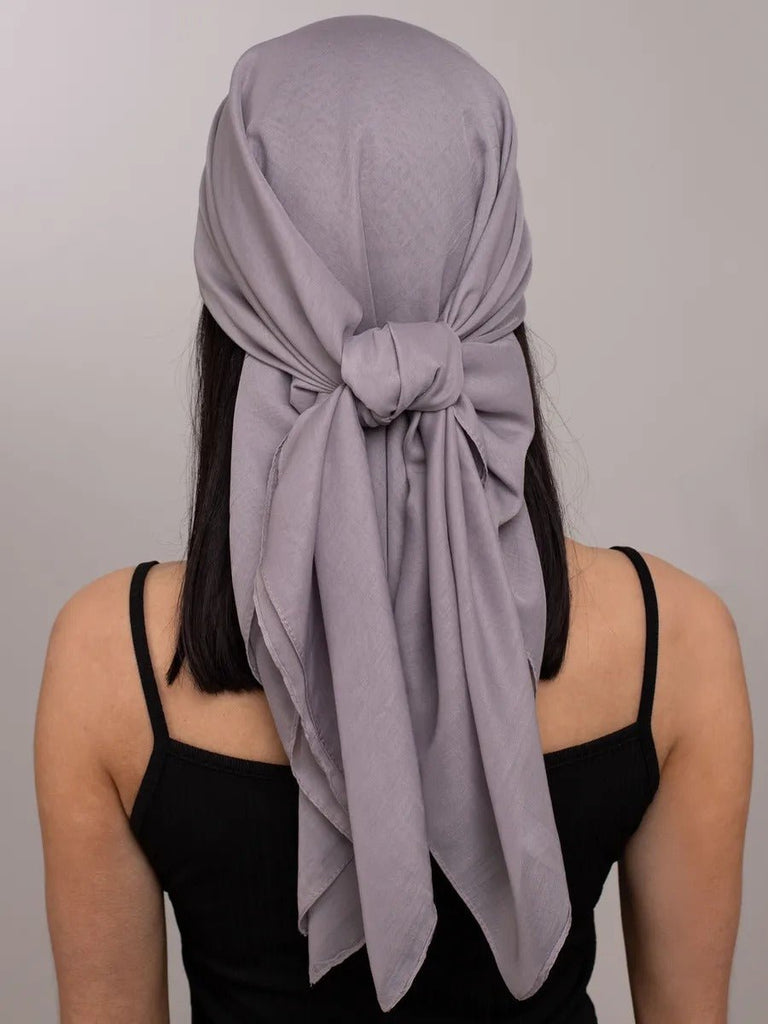 Foulard carré femme 95x95cm, soie imitation douce, coloris unis variés, accessoire polyvalent, léger printemps été, modèle Lala - Écharpe - Gris