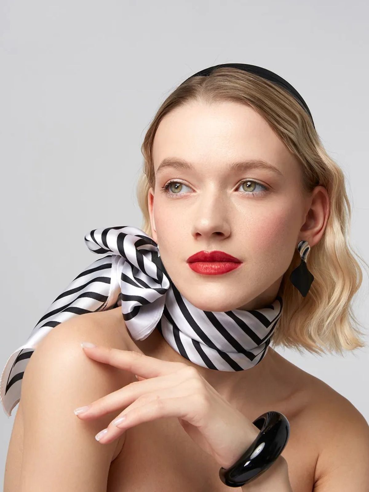 Foulard carré femme, aspect soie et viscose, motif graphique noir et blanc, accessoire cheveux ou cou, look chic printemps été, léger et doux, 90x90 cm, modèle Aurora - Écharpe - Blanc et noir