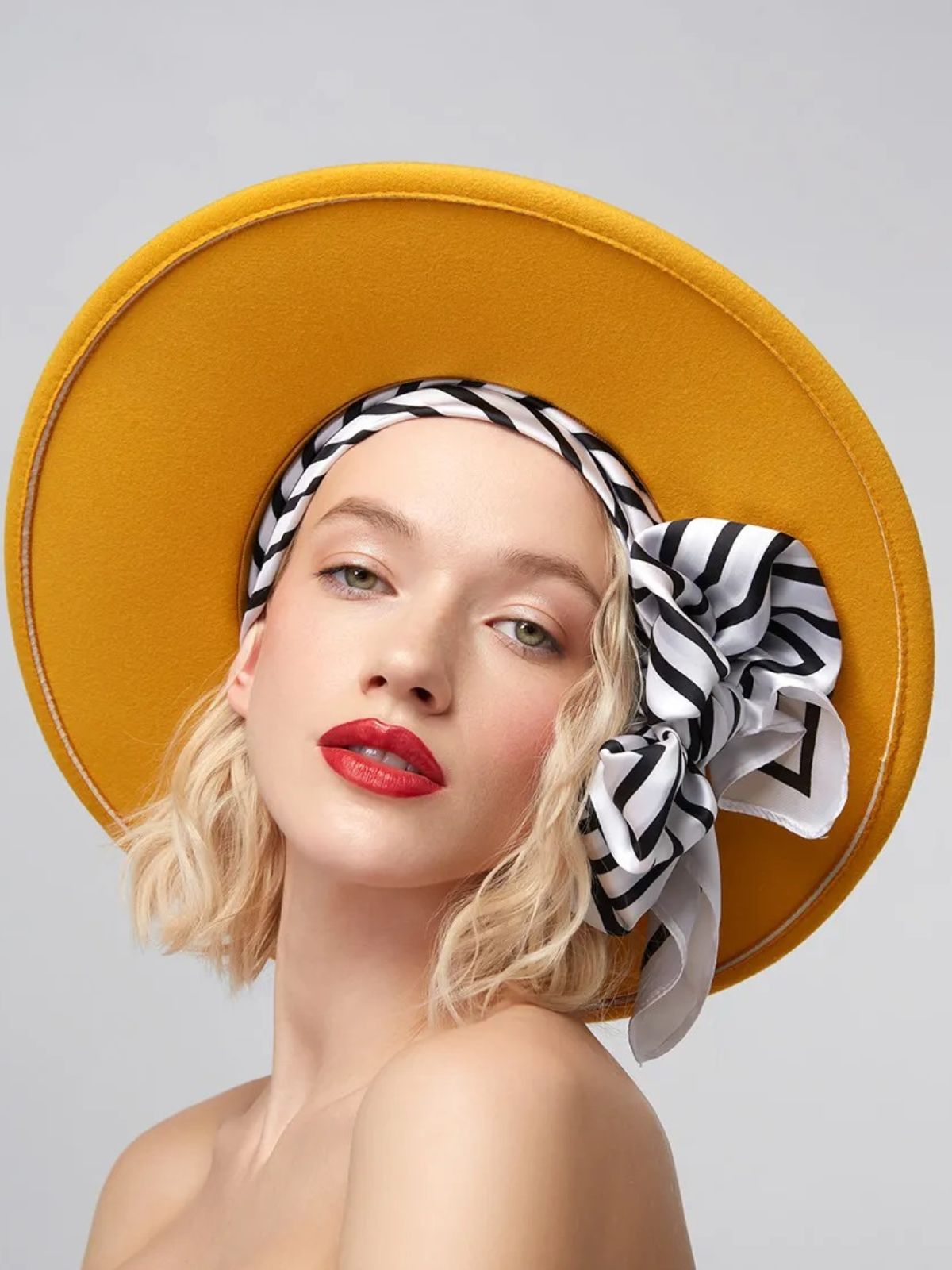Foulard carré femme, aspect soie et viscose, motif graphique noir et blanc, accessoire cheveux ou cou, look chic printemps été, léger et doux, 90x90 cm, modèle Aurora - Écharpe - Blanc et noir