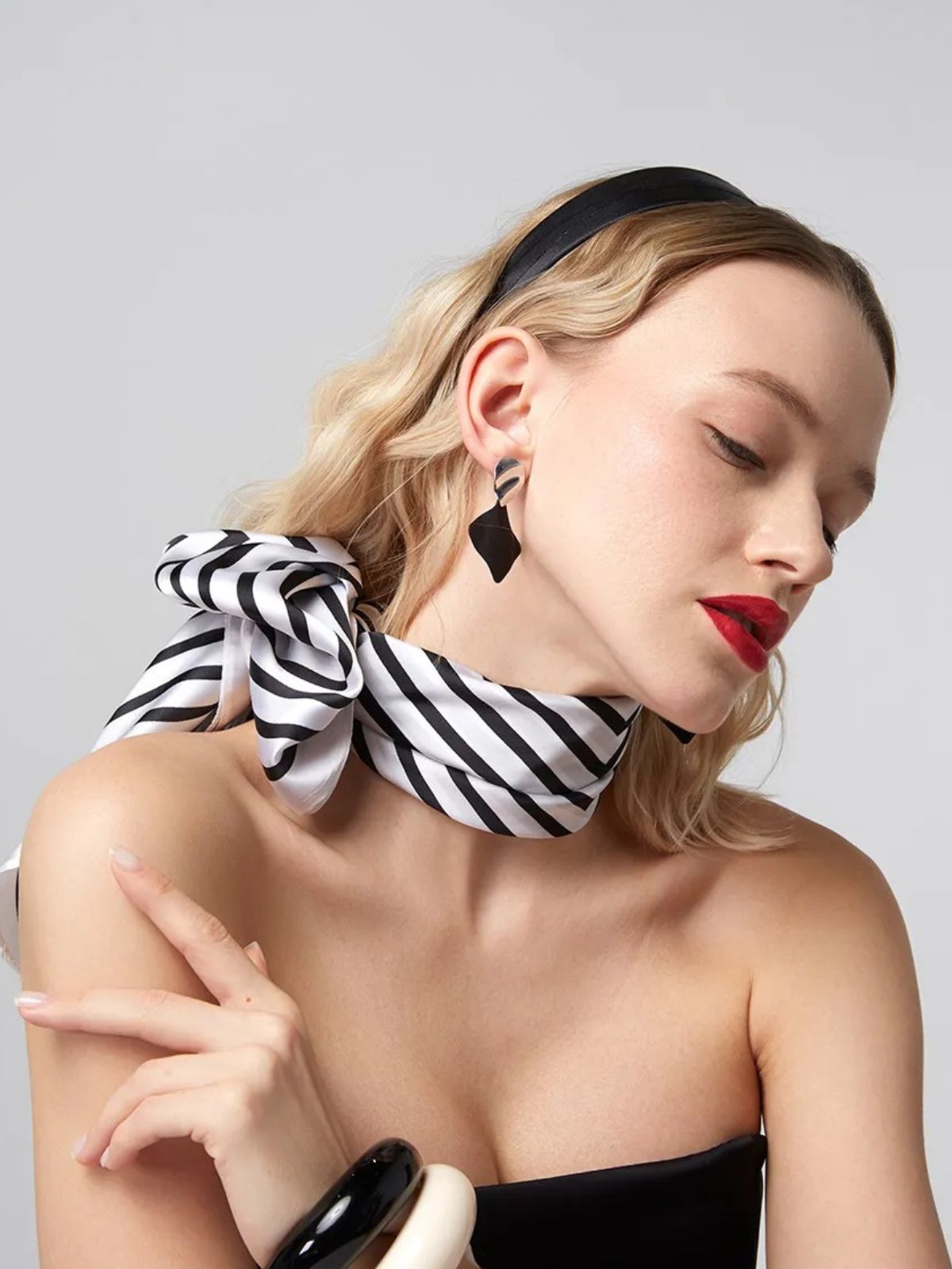 Foulard carré femme, aspect soie et viscose, motif graphique noir et blanc, accessoire cheveux ou cou, look chic printemps été, léger et doux, 90x90 cm, modèle Aurora - Écharpe - Blanc et noir